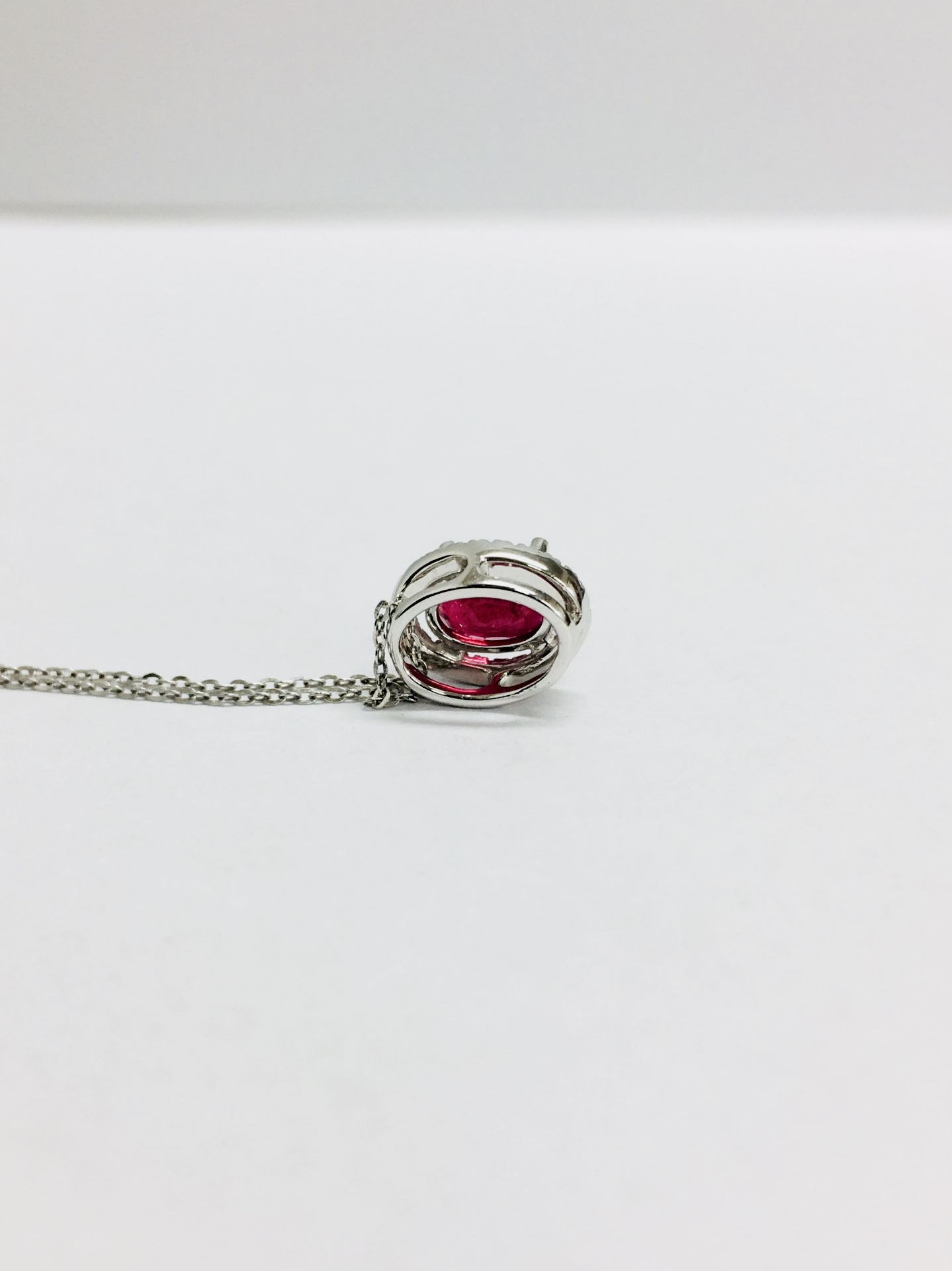 2.40ct halo set diamond pendant. Oval cut ruby ( glass filled ) in the centre, 2.40ct, with a halo - Bild 3 aus 4