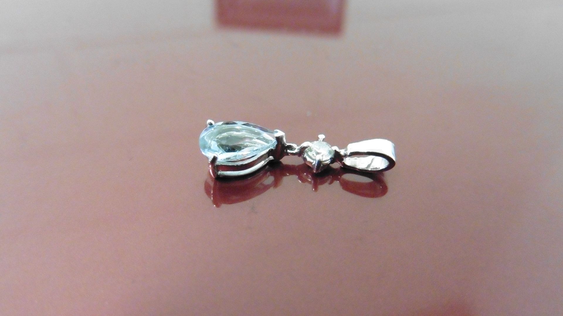 0.35ct Aqua Marine and diamond drop style pendant ( no chain ).Pear shaped aqua ( treated ) 0.35ct - Bild 3 aus 3
