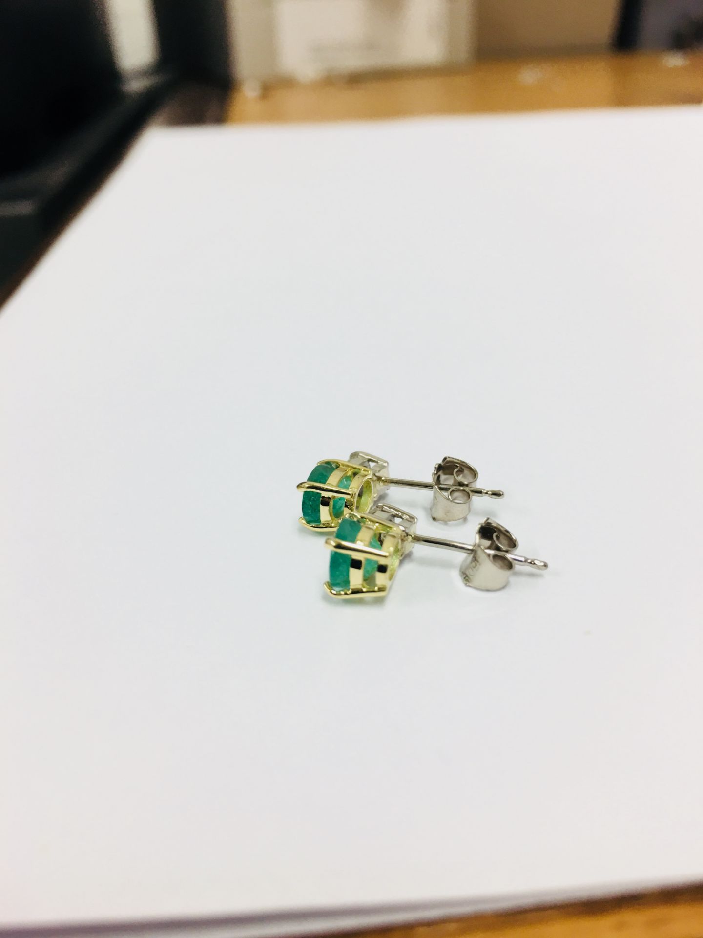 Emerald and diamond earrings 18ct gold,2ct emerald (natural),020ct diamond si2 I colour,3gms 18ct - Bild 2 aus 4