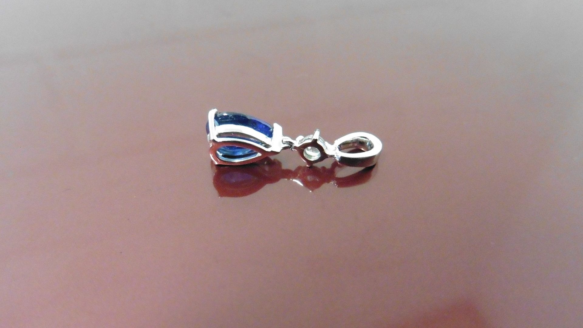 0.35ct sapphire and diamond drop style pendant ( no chain ).Pear shaped sapphire ( glass filled ) - Bild 3 aus 3