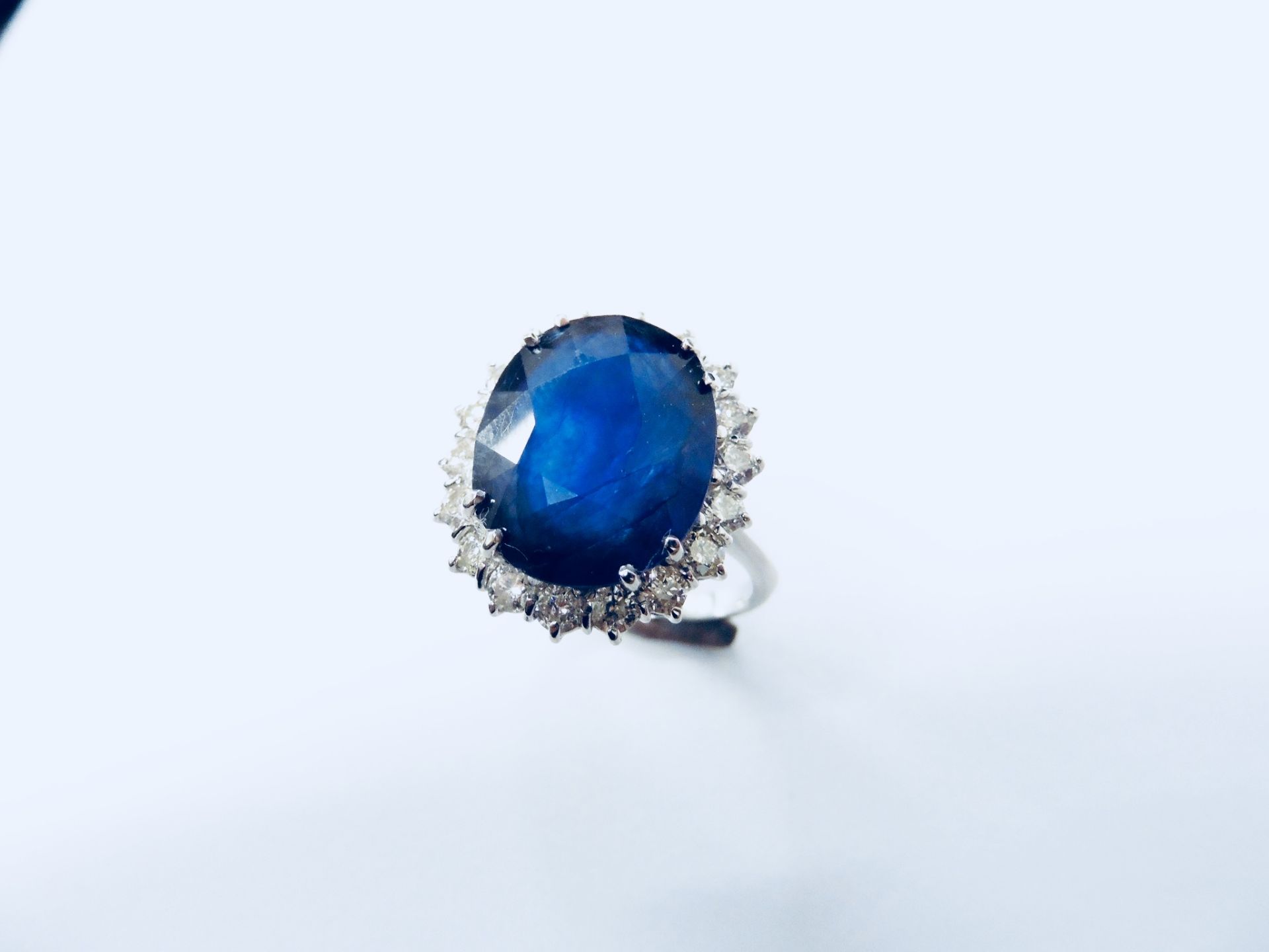 10ct sapphire and diamond cluster ring. Oval cut colour treated ( glass filled ) sapphire surrounded - Bild 3 aus 5