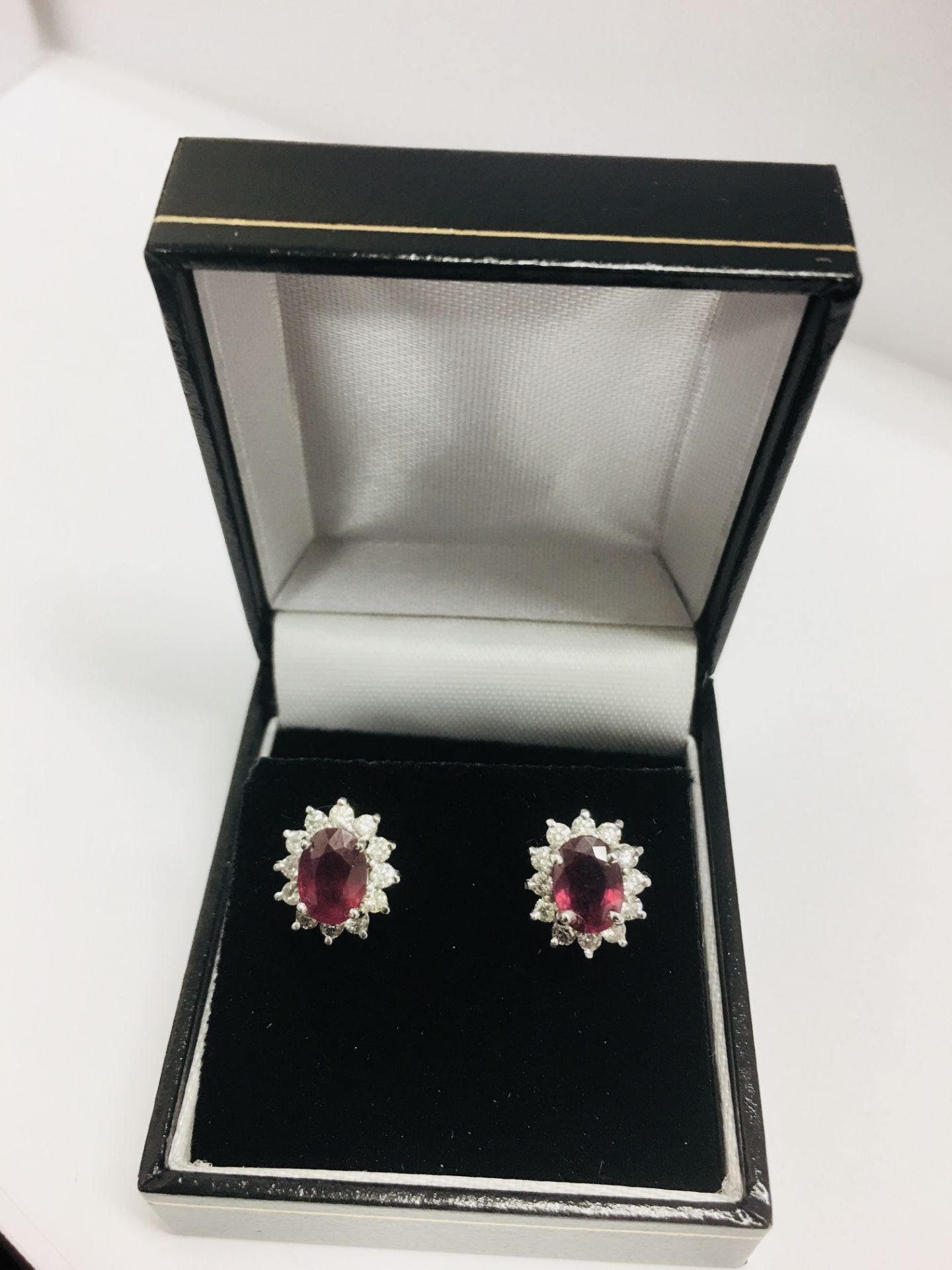 1.60ct ruby and Diamond cluster style stud earrings. Each ruby ( glass filled ) measures 7mm x 5mm - Bild 5 aus 5