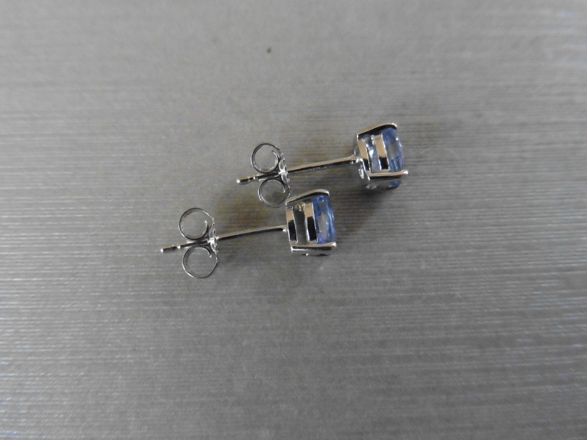 0.60ct ceylon sapphire stud style earrings set in 9ct white gold. 5 x 4mm oval cut sapphires set - Bild 2 aus 3