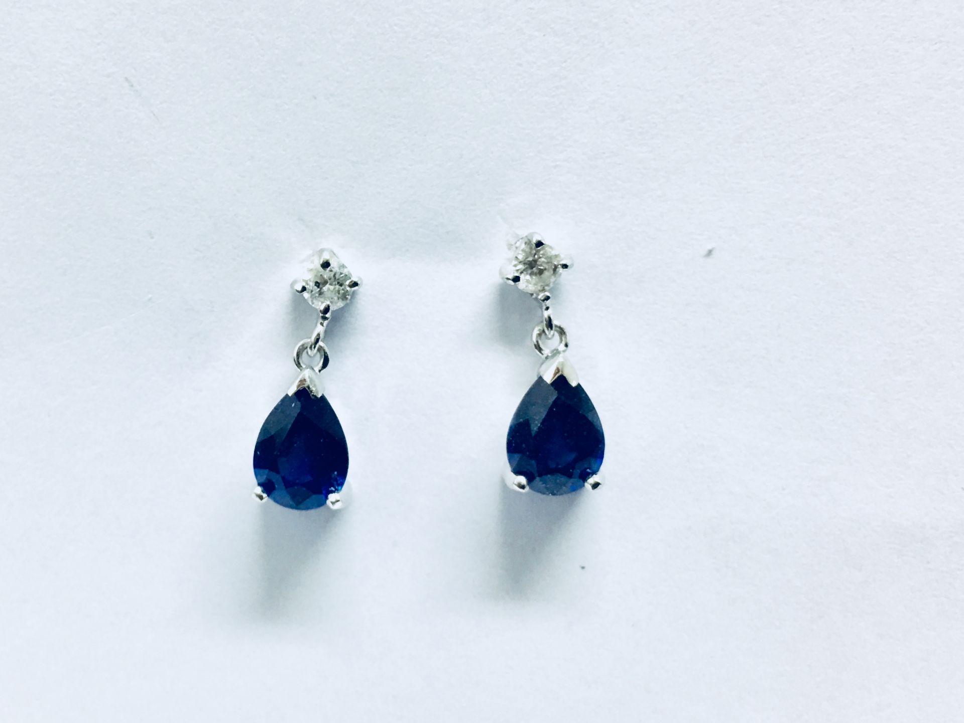 0.70ct drop style earrings. Each set with a pear-shaped Sapphire ( glass filled ) and a small - Bild 4 aus 4