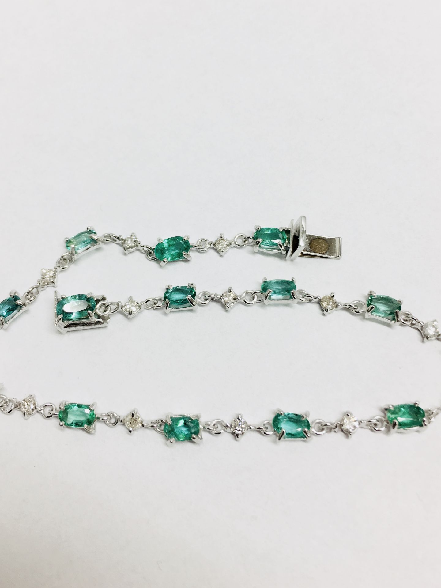 6ct emerald and diamond bracelet.Set with emerald cut ( treated ) emeralds and small brilliant cut - Bild 7 aus 7