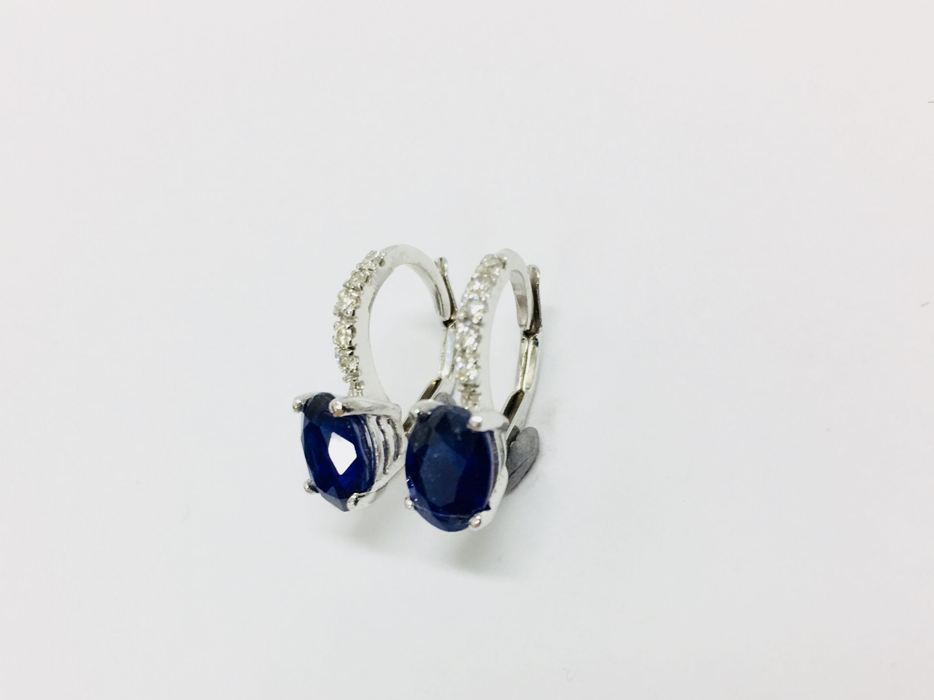 1.60ct sapphire and diamond hoop style earrings. Each is set with a 7x 5mm oval cut sapphire ( - Bild 2 aus 4
