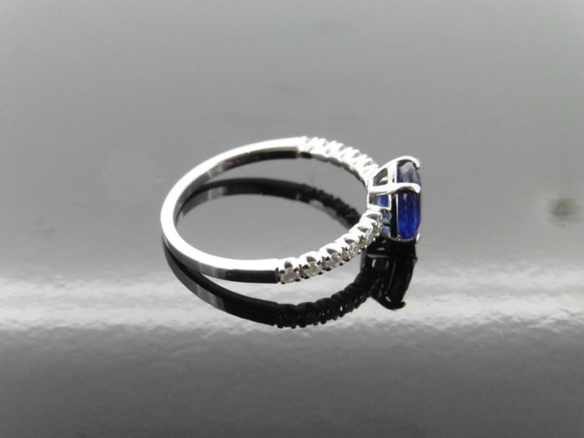0.80ct / 0.12ct sapphire and diamond dress ring. Oval cut ( treated ) sapphire with small diamonds - Bild 3 aus 3