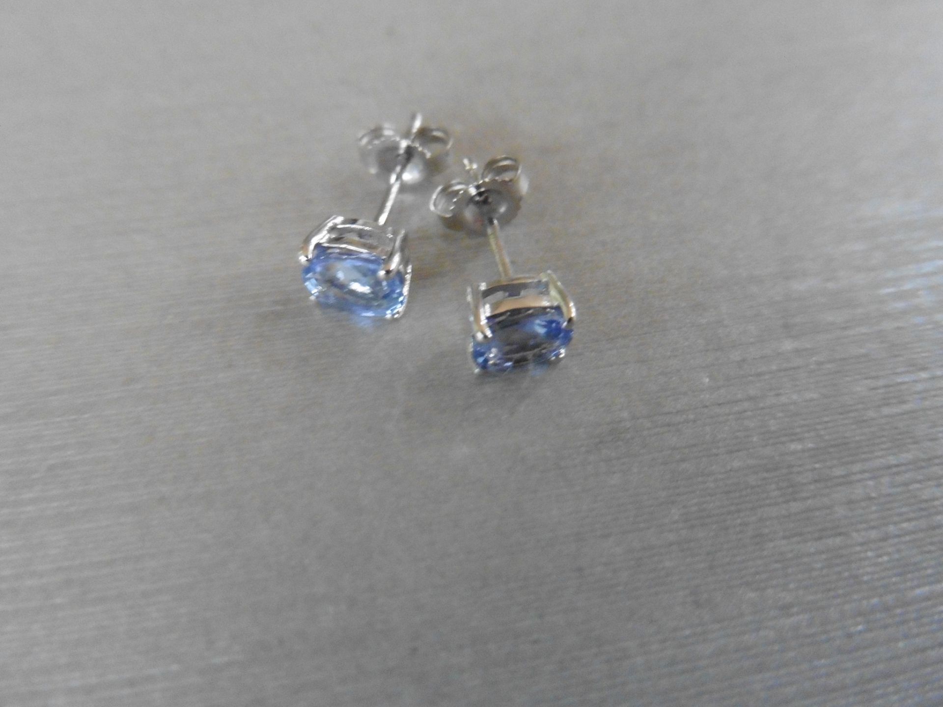 0.60ct ceylon sapphire stud style earrings set in 9ct white gold. 5 x 4mm oval cut sapphires set - Bild 3 aus 3