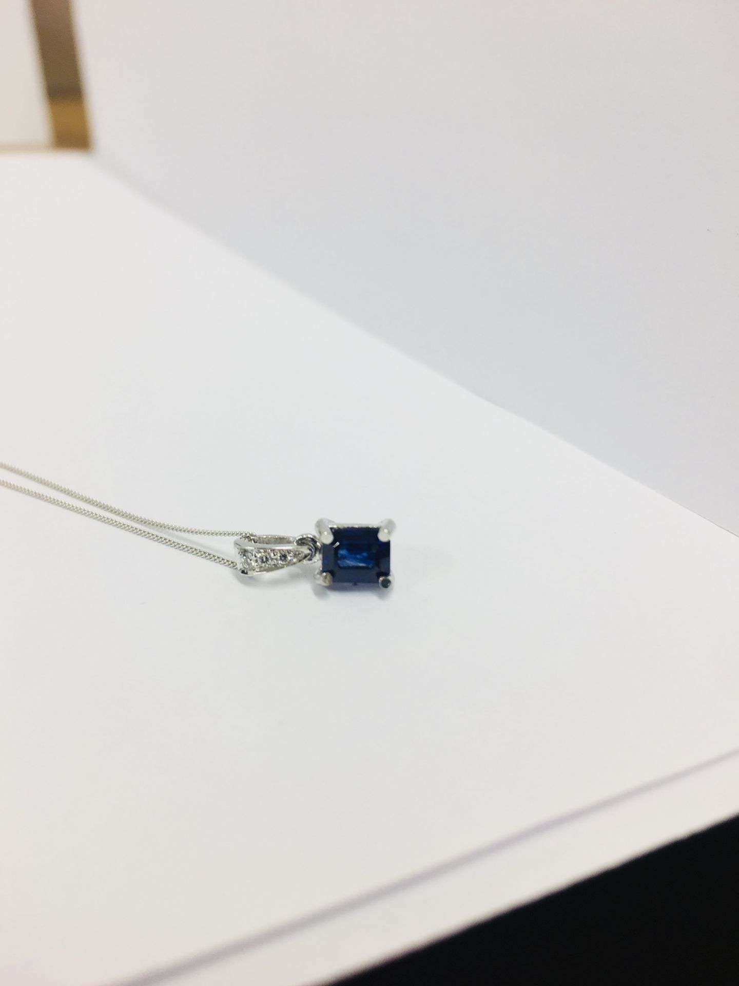 18ct white gold sapphire diamond pendant,0.50ct 5mmx4mm sapphire(treated) 0.03ct diamond set bale - Bild 2 aus 3