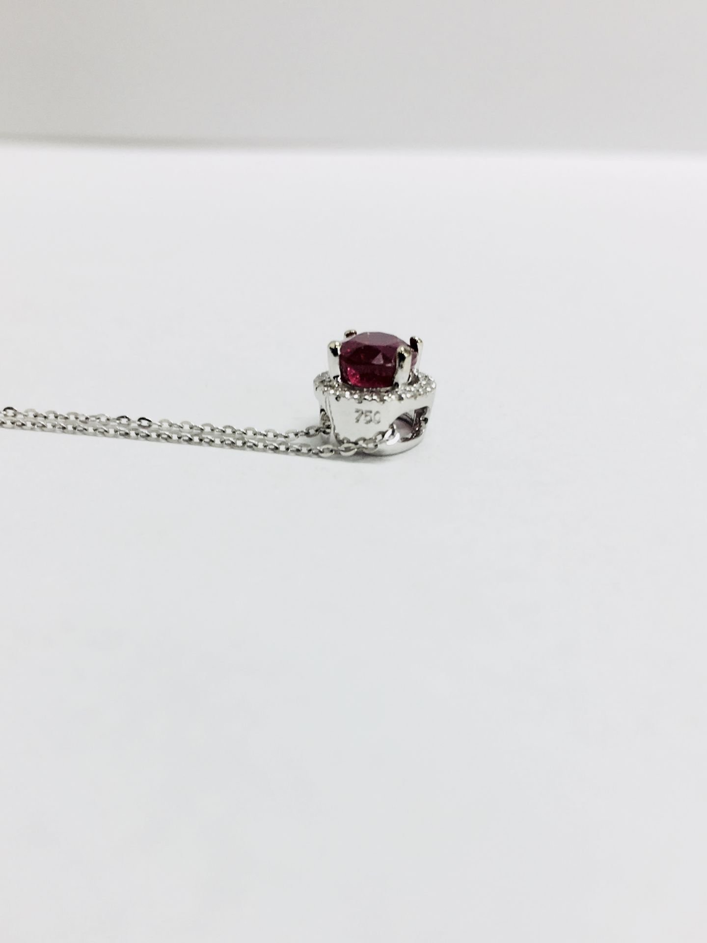 2.40ct halo set diamond pendant. Oval cut ruby ( glass filled ) in the centre, 2.40ct, with a halo - Bild 2 aus 4