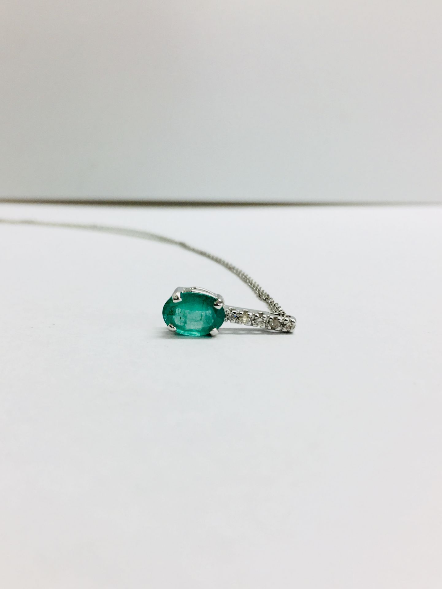 0.80ct emerald and diamond drop style pendant. 7X 5mm oval emerald set with 5 small brilliant cut - Bild 4 aus 5