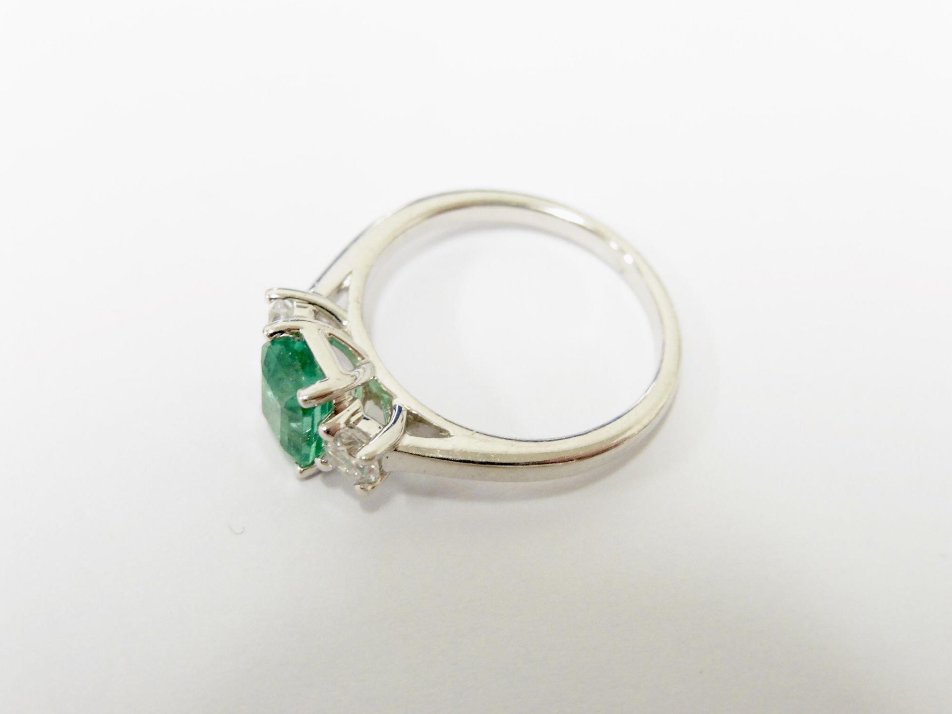 Platinum Emerald diamond trilogy ring,7mmx5mm 1ct natural emerald,0.20ct diamonds(2x0.10ct) si2 - Bild 4 aus 5