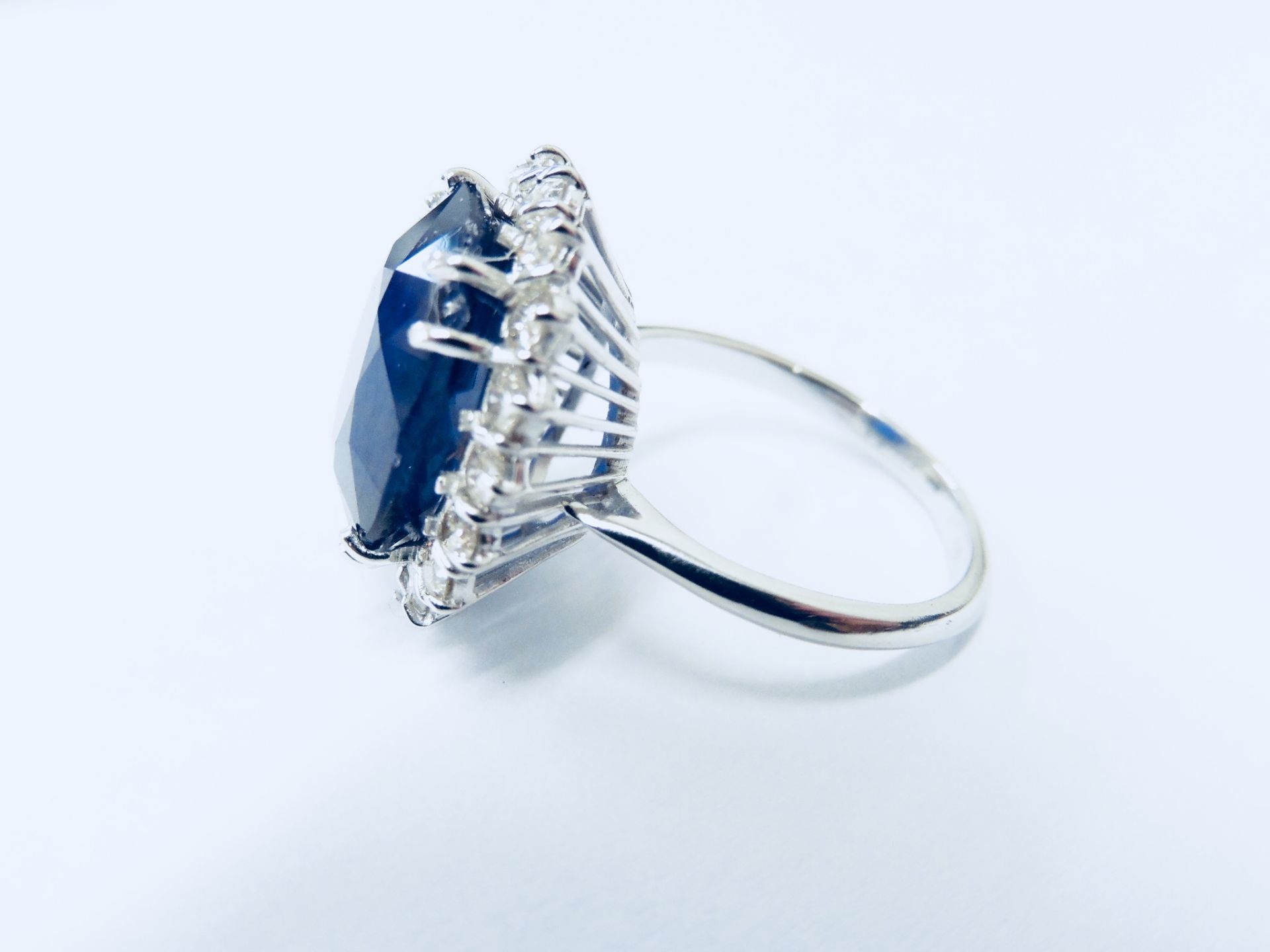 10ct sapphire and diamond cluster ring. Oval cut colour treated ( glass filled ) sapphire surrounded - Bild 5 aus 5