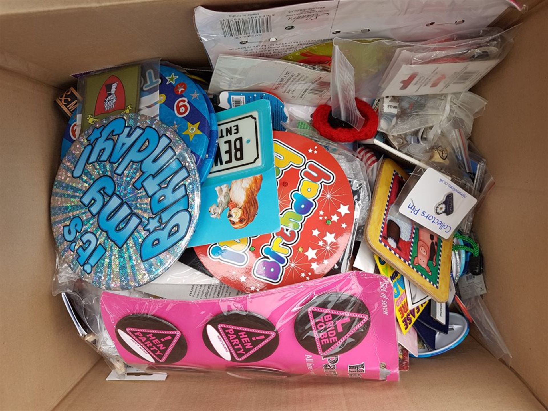 Box of Grade A and Customer Returns Badges and Magnets Items RRP å£300