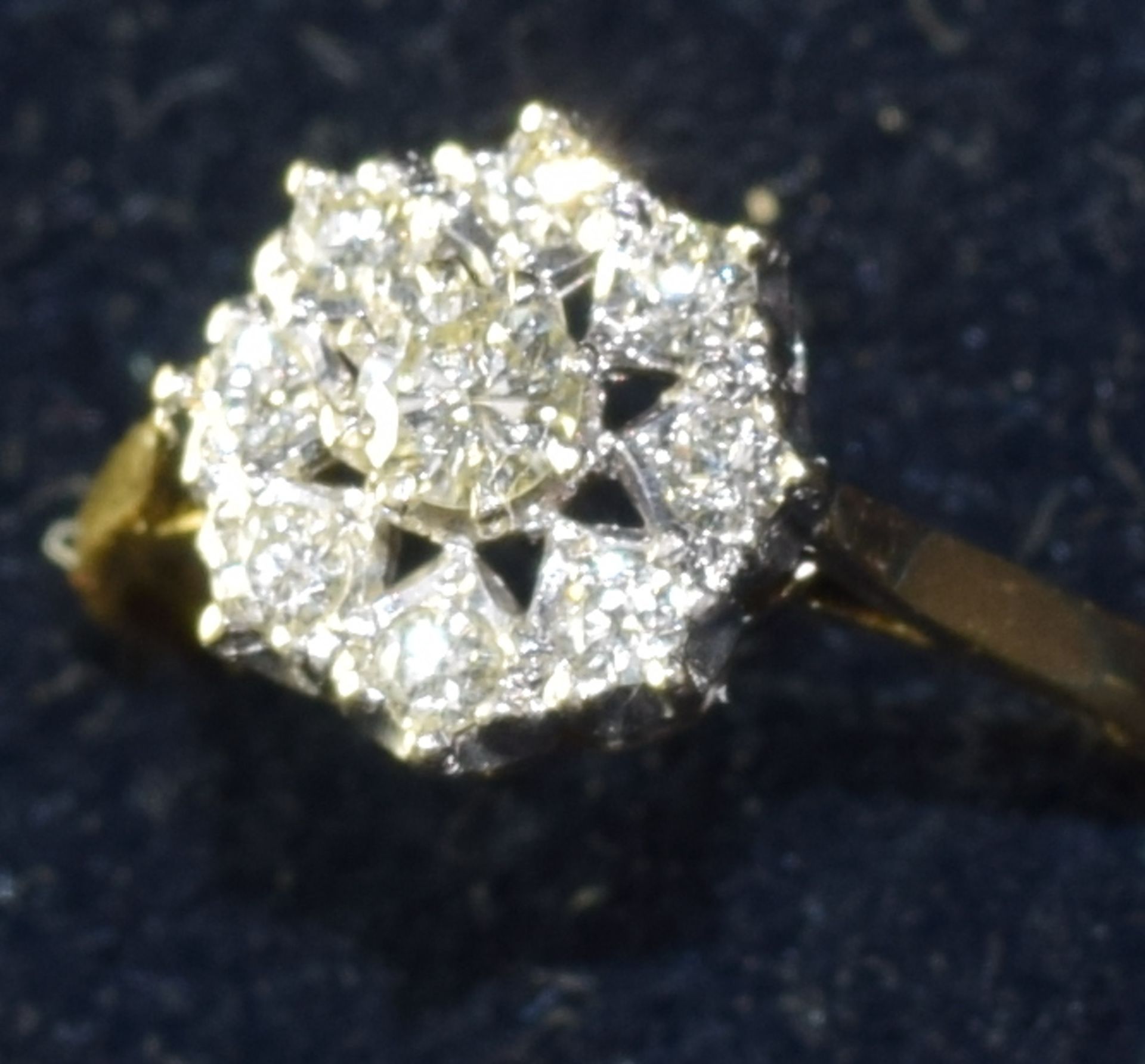 9 Diamond Cluster 18ct Gold Ring - Image 3 of 6