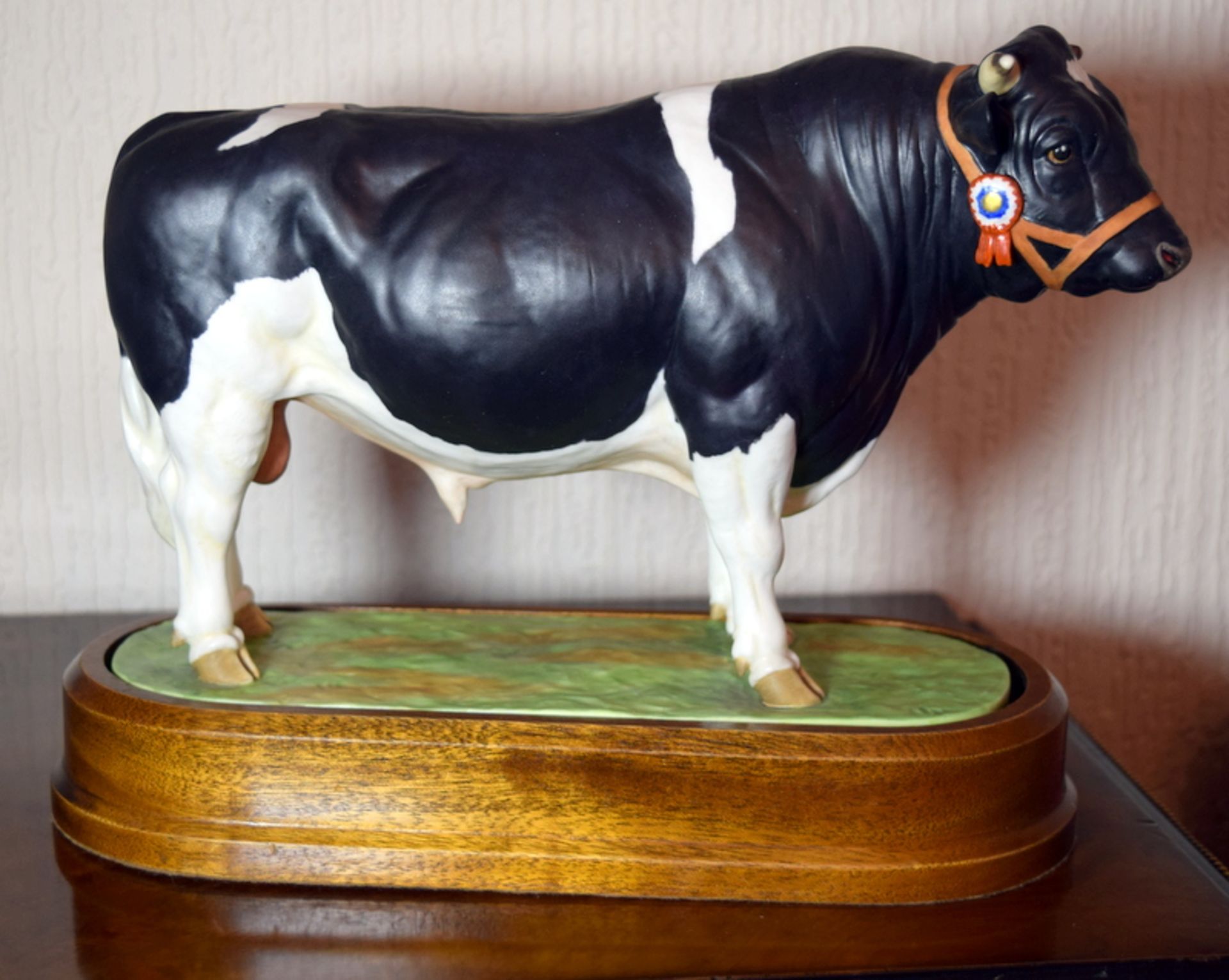 Royal Worcester British Friesian Bull By Doris Lindner - Image 2 of 4