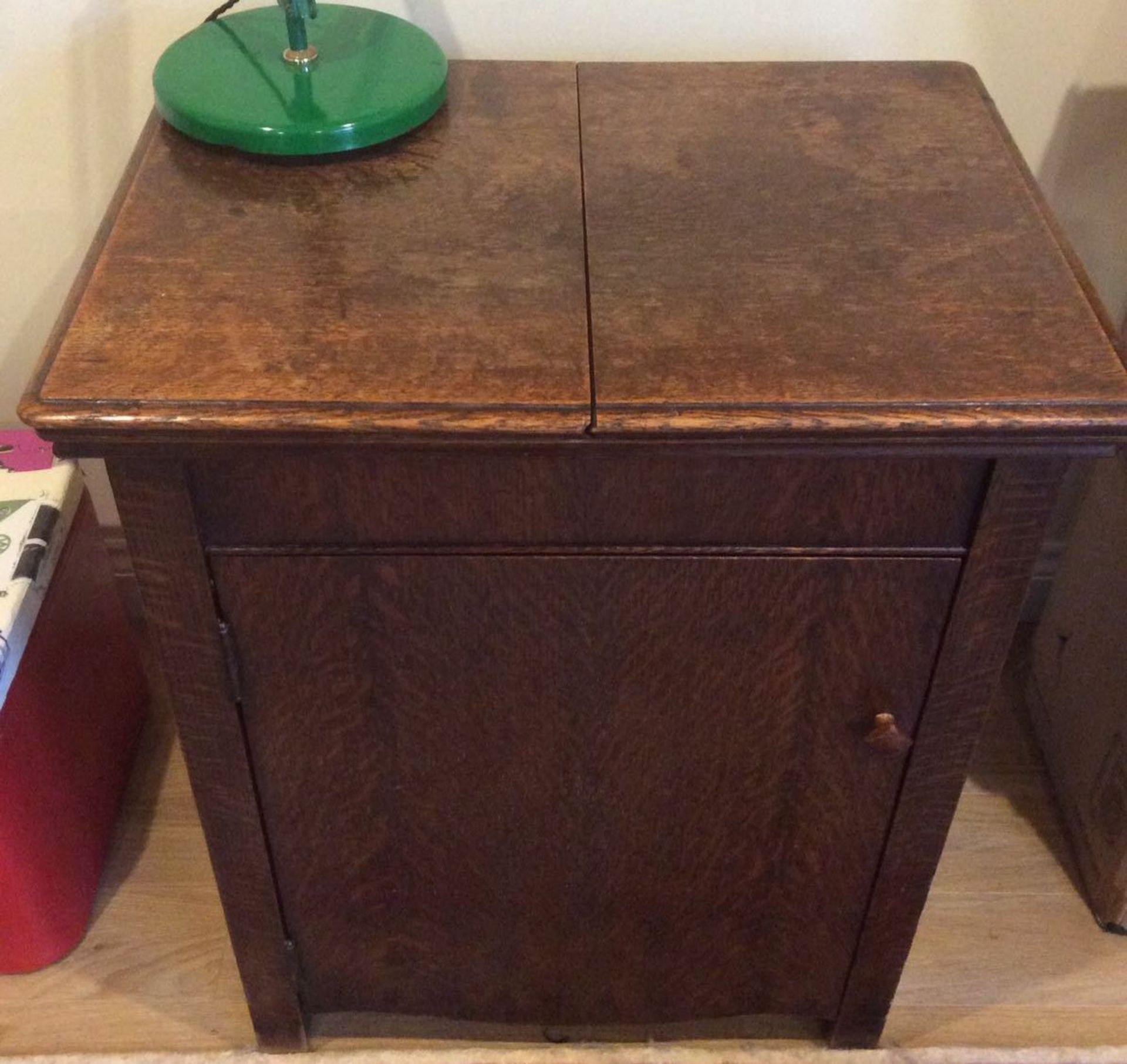 Antique Vintage Singer Sewing Machine in Cabinet - Image 5 of 5