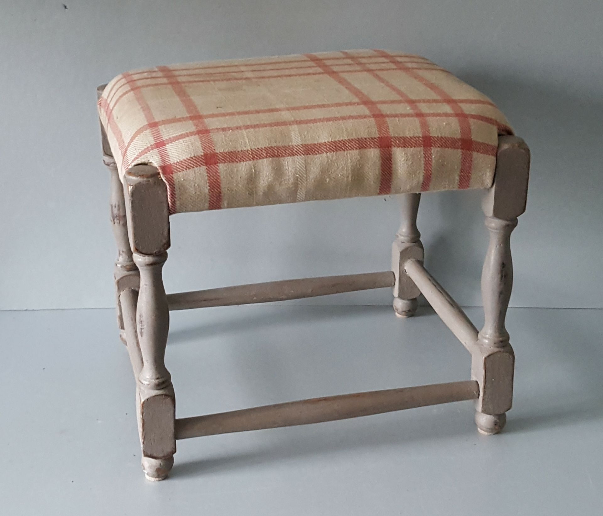 Vintage Retro 2 x Stools & a Sewing Basket - Image 3 of 4