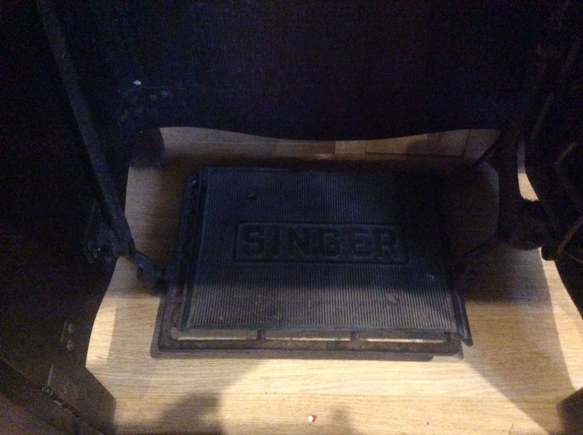 Antique Vintage Singer Sewing Machine in Cabinet - Image 3 of 5