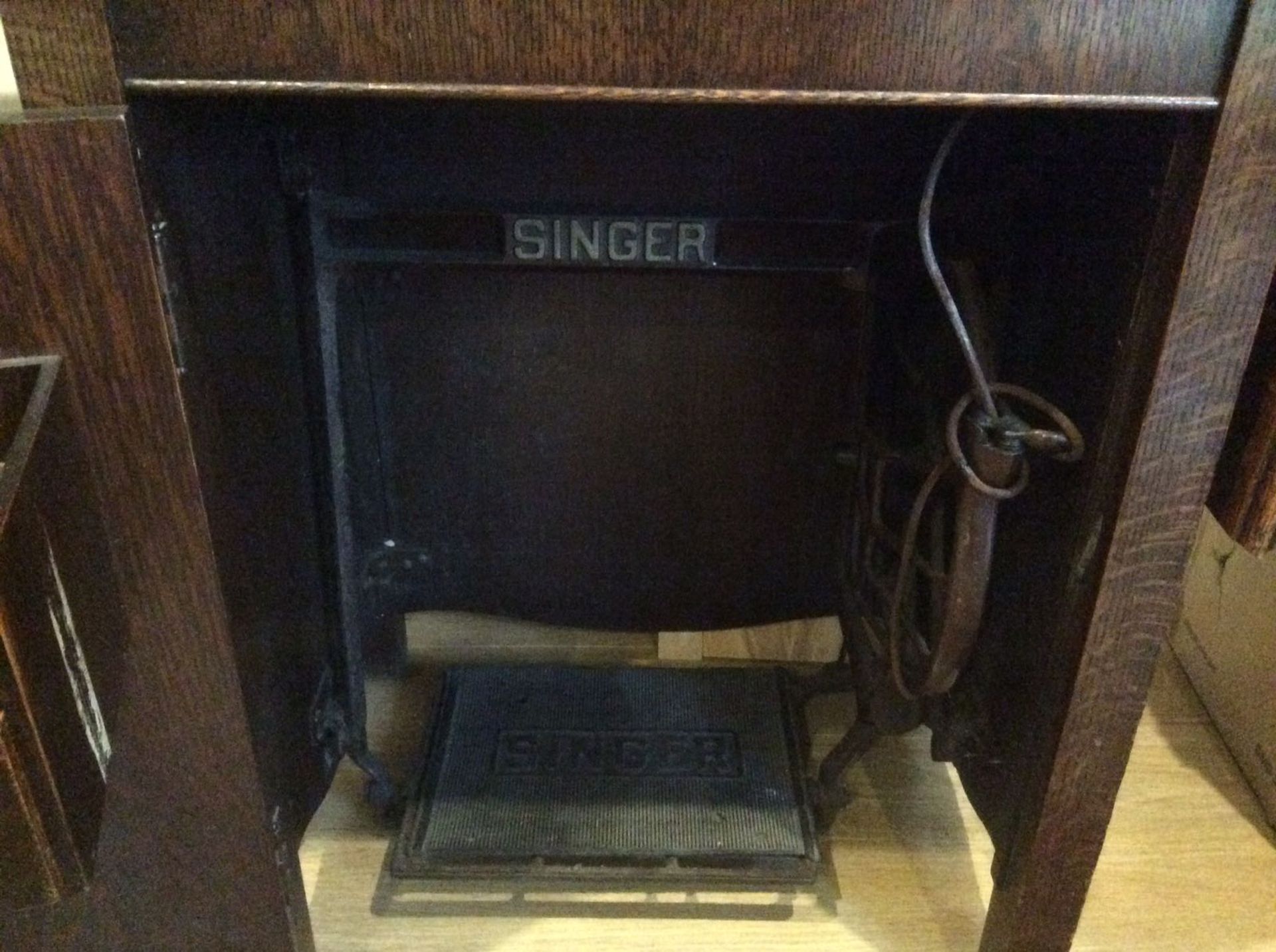 Antique Vintage Singer Sewing Machine in Cabinet - Image 4 of 5