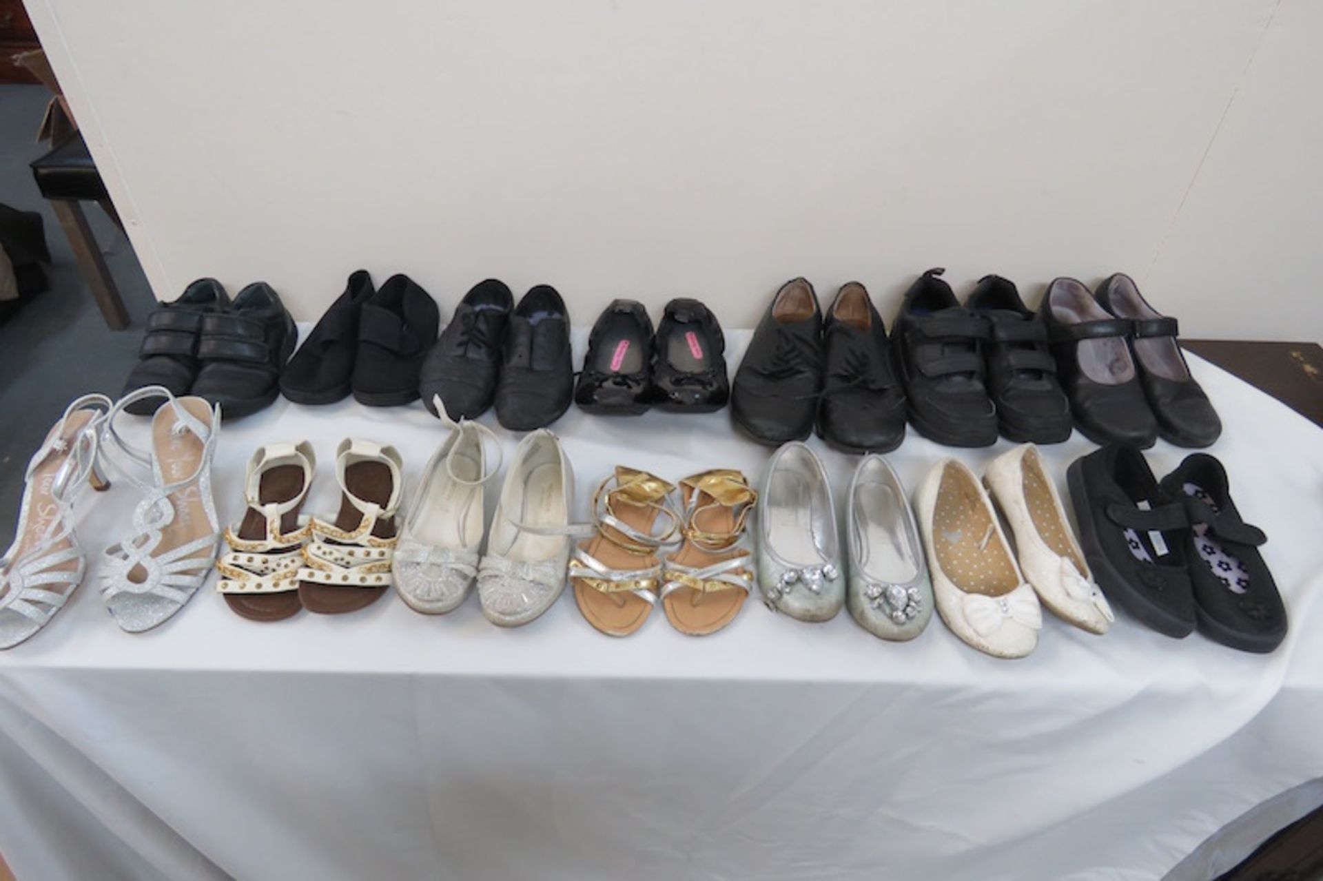14 PAIRS OF VARIOUS SHOES