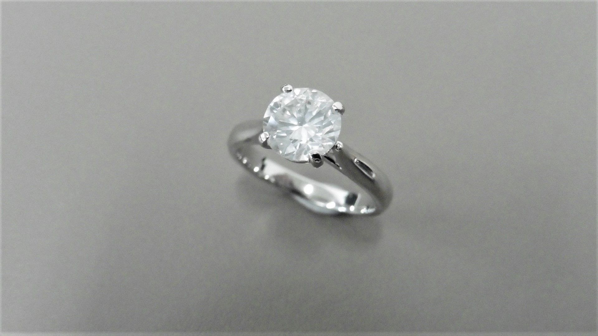 0.70ct diamond solitaire ring with a brilliant cut diamond. I colour and I1 clarity. Set in platinum - Bild 3 aus 3