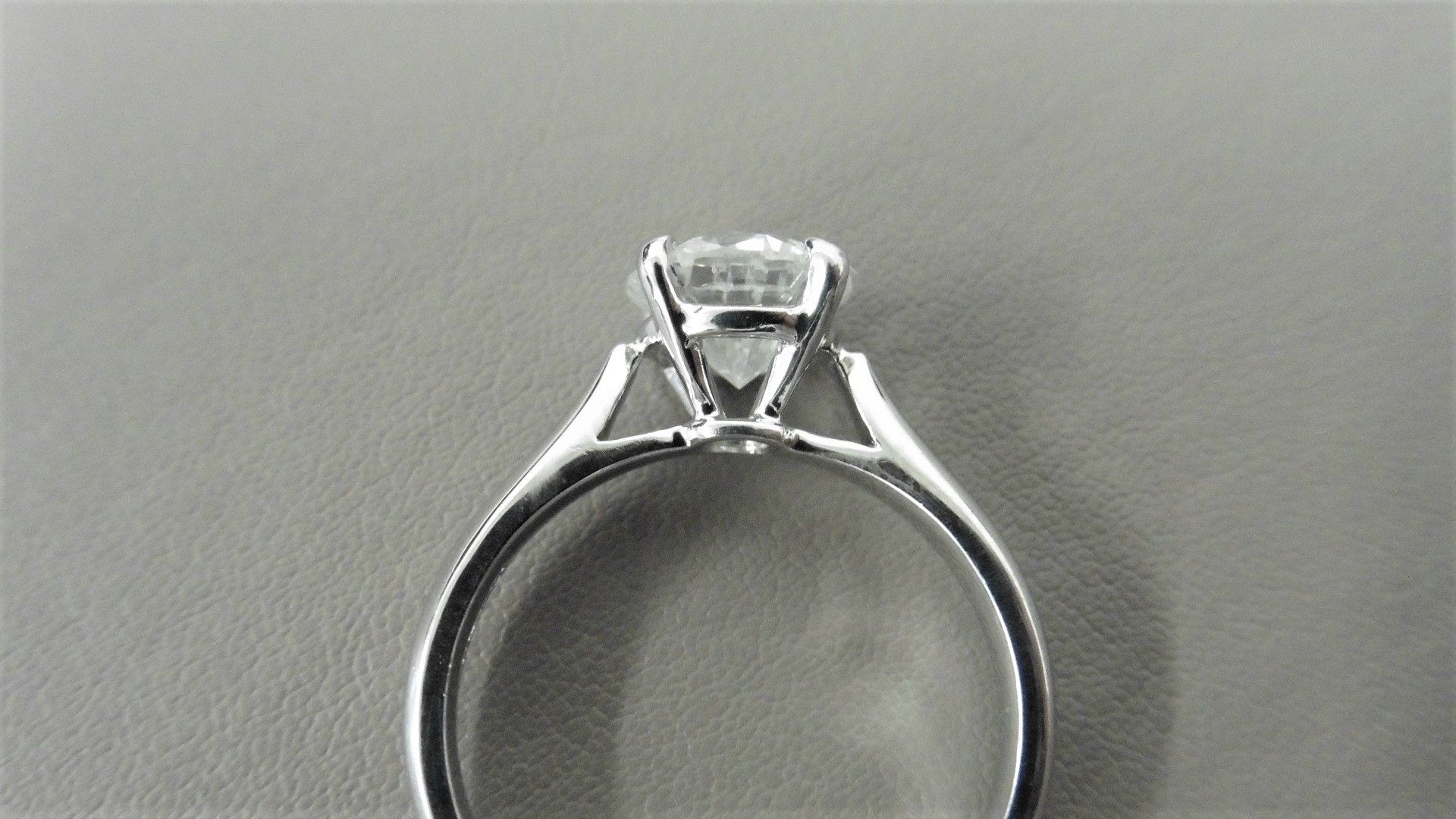 0.70ct diamond solitaire ring with a brilliant cut diamond. I colour and I1 clarity. Set in platinum - Bild 2 aus 3