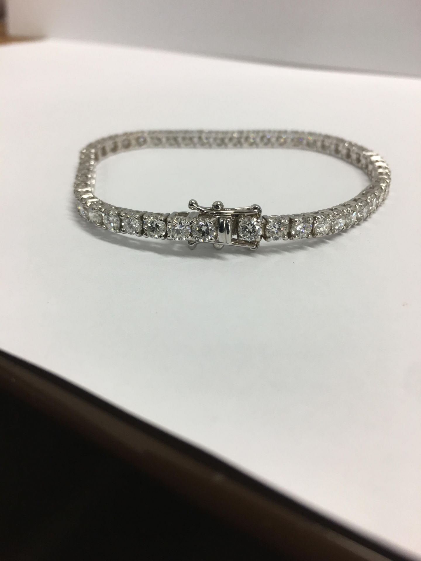 8.00ct Diamond tennis bracelet set with brilliant cut diamonds of I/J colour, si2 clarity. All set - Bild 3 aus 5