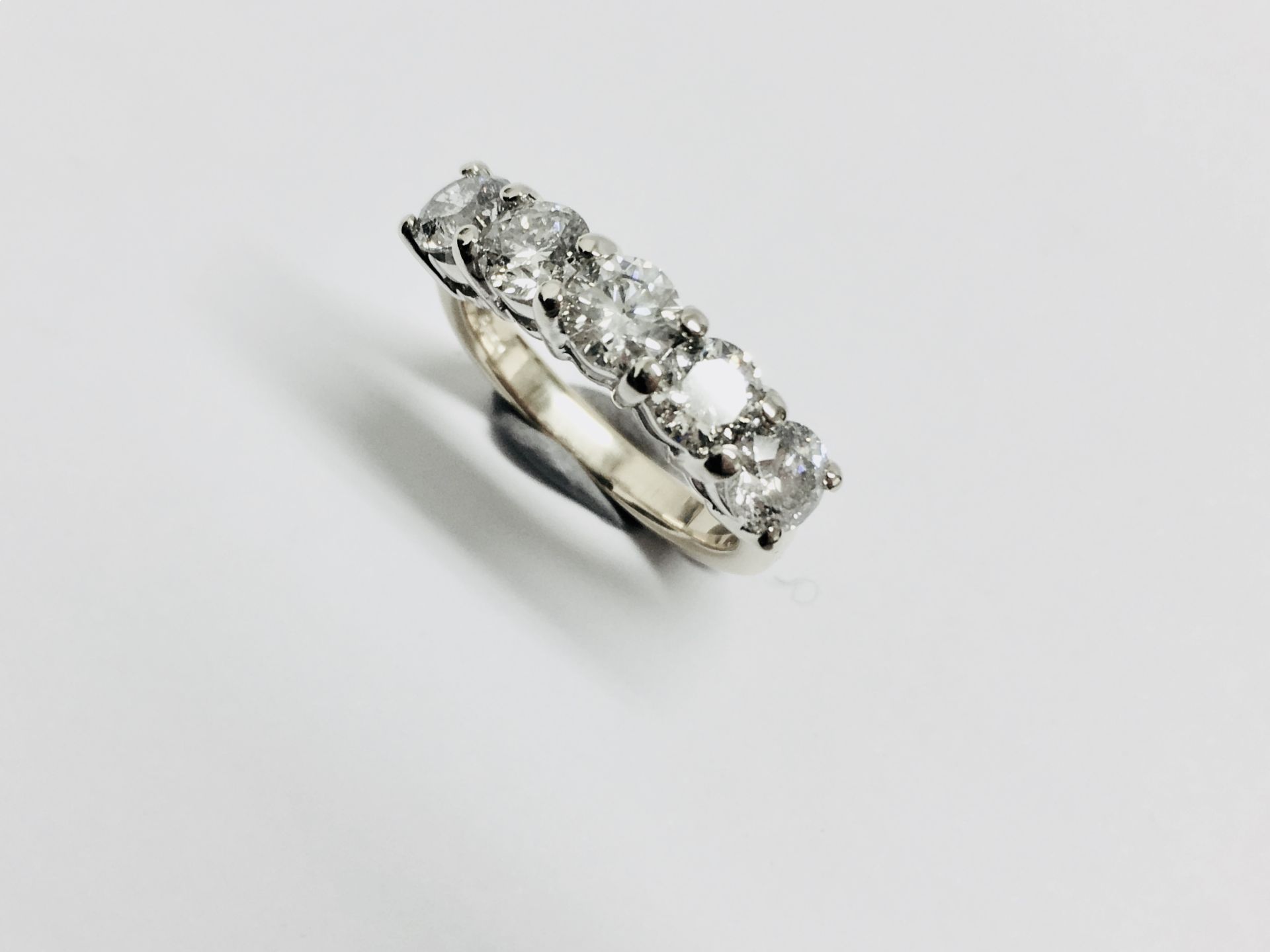 2.50ct diamond five stone ring. 5 x brilliant cut diamonds ( 0.50ct ) H colour and VS clarity. 4 - Bild 5 aus 6