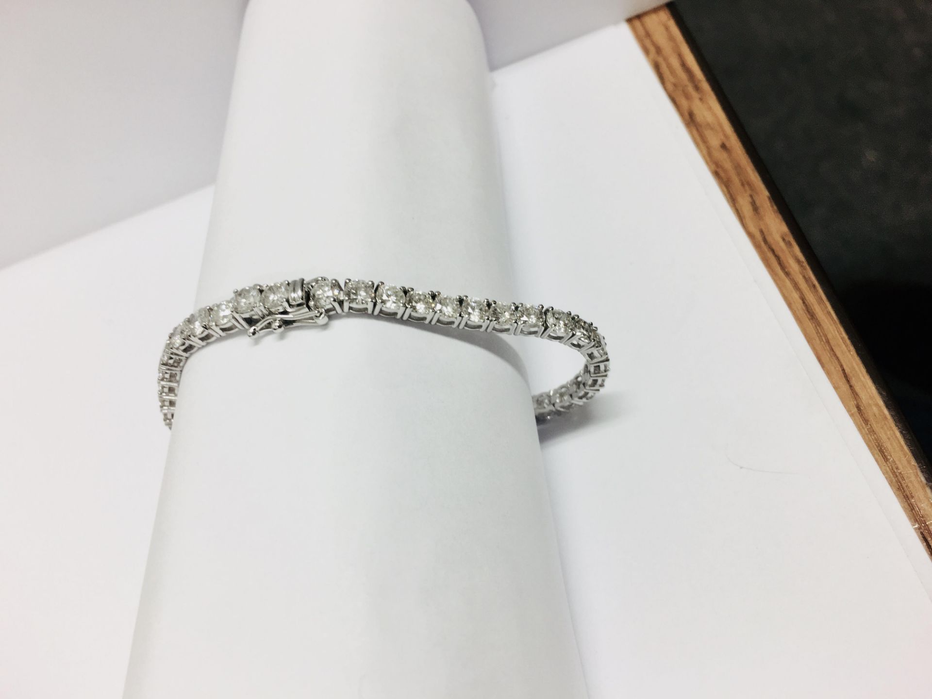 10.00ct Diamond tennis bracelet set with brilliant cut diamonds of I/J colour, si2-3 clarity. All - Bild 6 aus 6