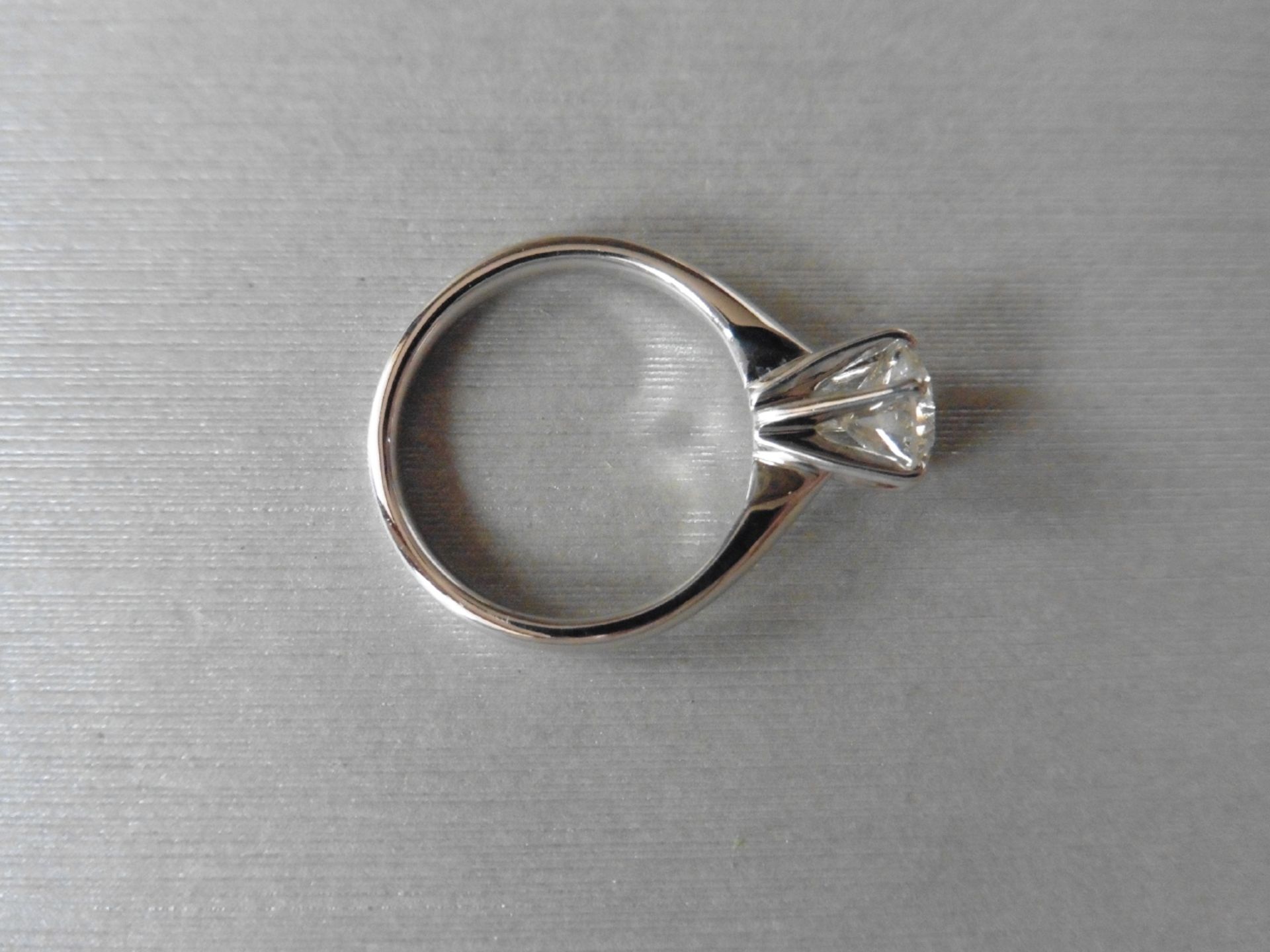 1.09ct diamond solitaire ring set in 18ct gold. Brilliant cut diamond G colour and SI2 clarity. ( - Bild 3 aus 4