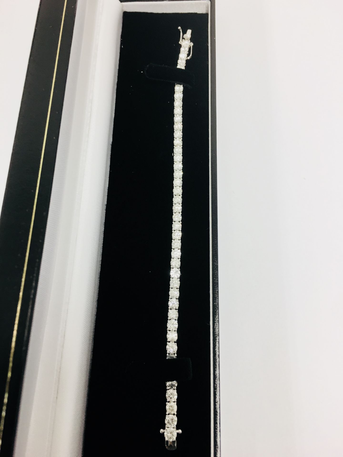 10.00ct Diamond tennis bracelet set with brilliant cut diamonds of I/J colour, si2-3 clarity. All - Bild 5 aus 6