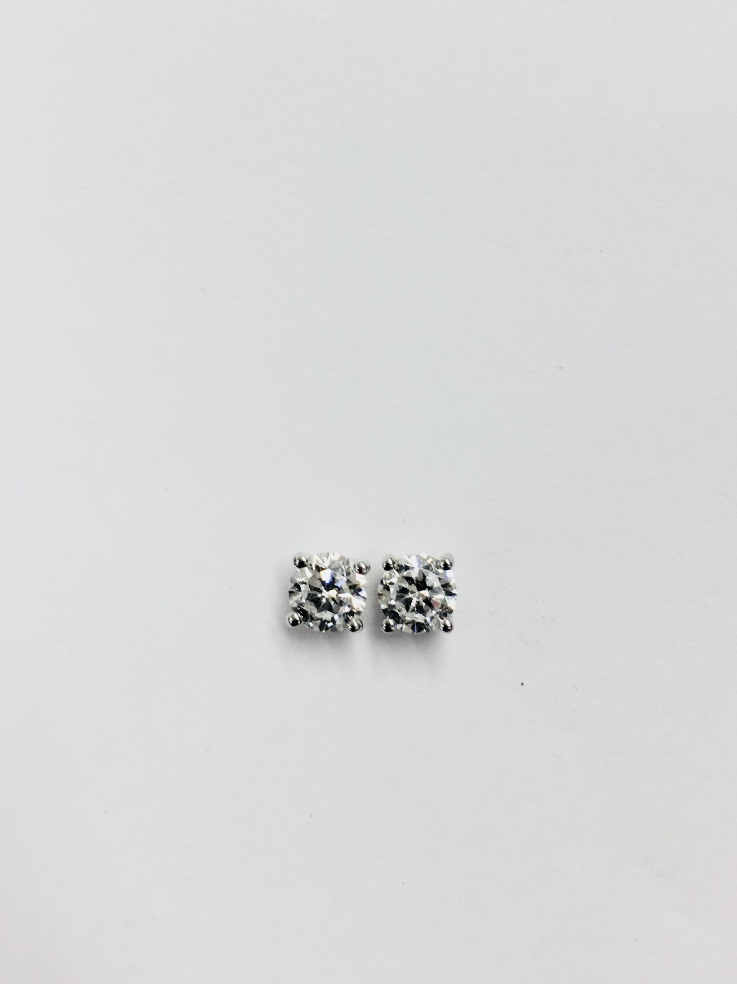 1.00ct diamond solitaire earrings set in platinum. 2 x brilliant cut diamonds, 0.50ct ( enhanced ) H - Bild 3 aus 3