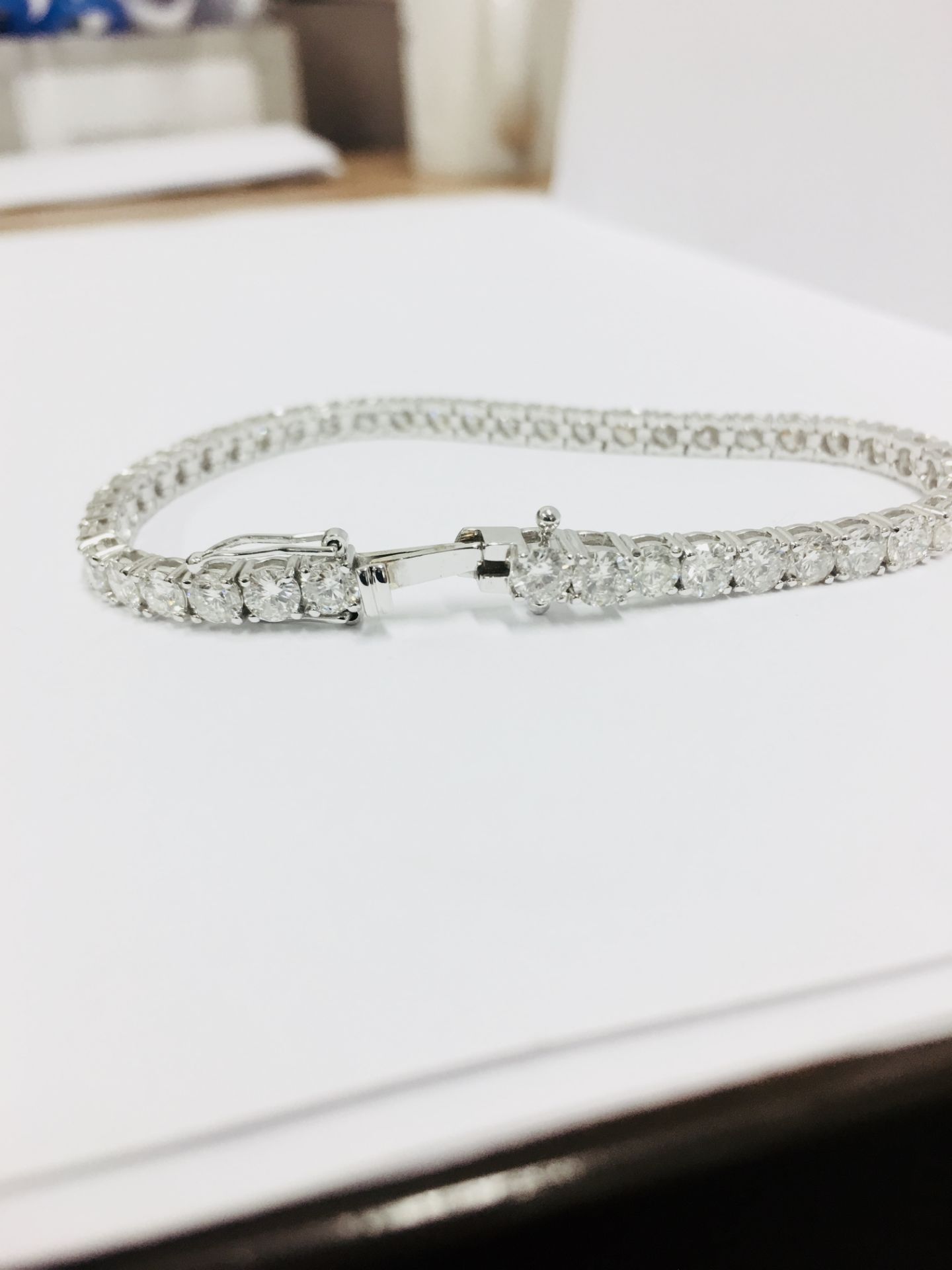 10.00ct Diamond tennis bracelet set with brilliant cut diamonds of I/J colour, si2-3 clarity. All - Bild 2 aus 6