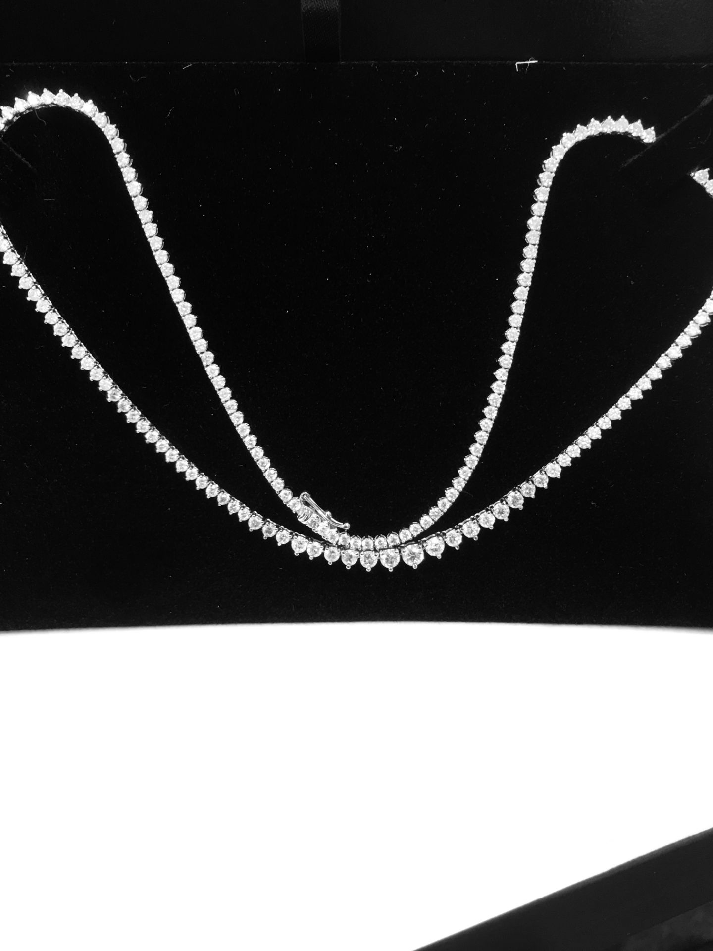 6.50ct Diamond tennis style necklace. 3 claw setting. Graduated diamonds, I colour, Si2 clarity - Bild 2 aus 5