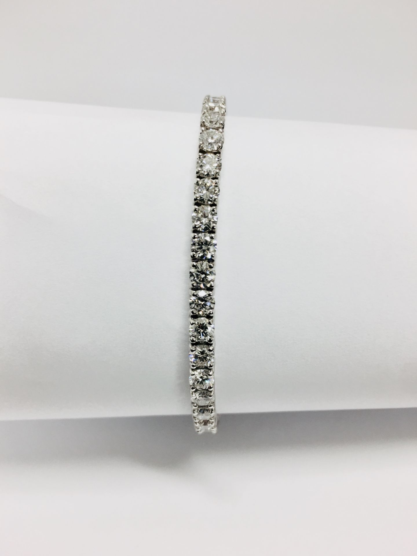 8.00ct Diamond tennis bracelet set with brilliant cut diamonds of I/J colour, si2 clarity. All set - Bild 5 aus 5