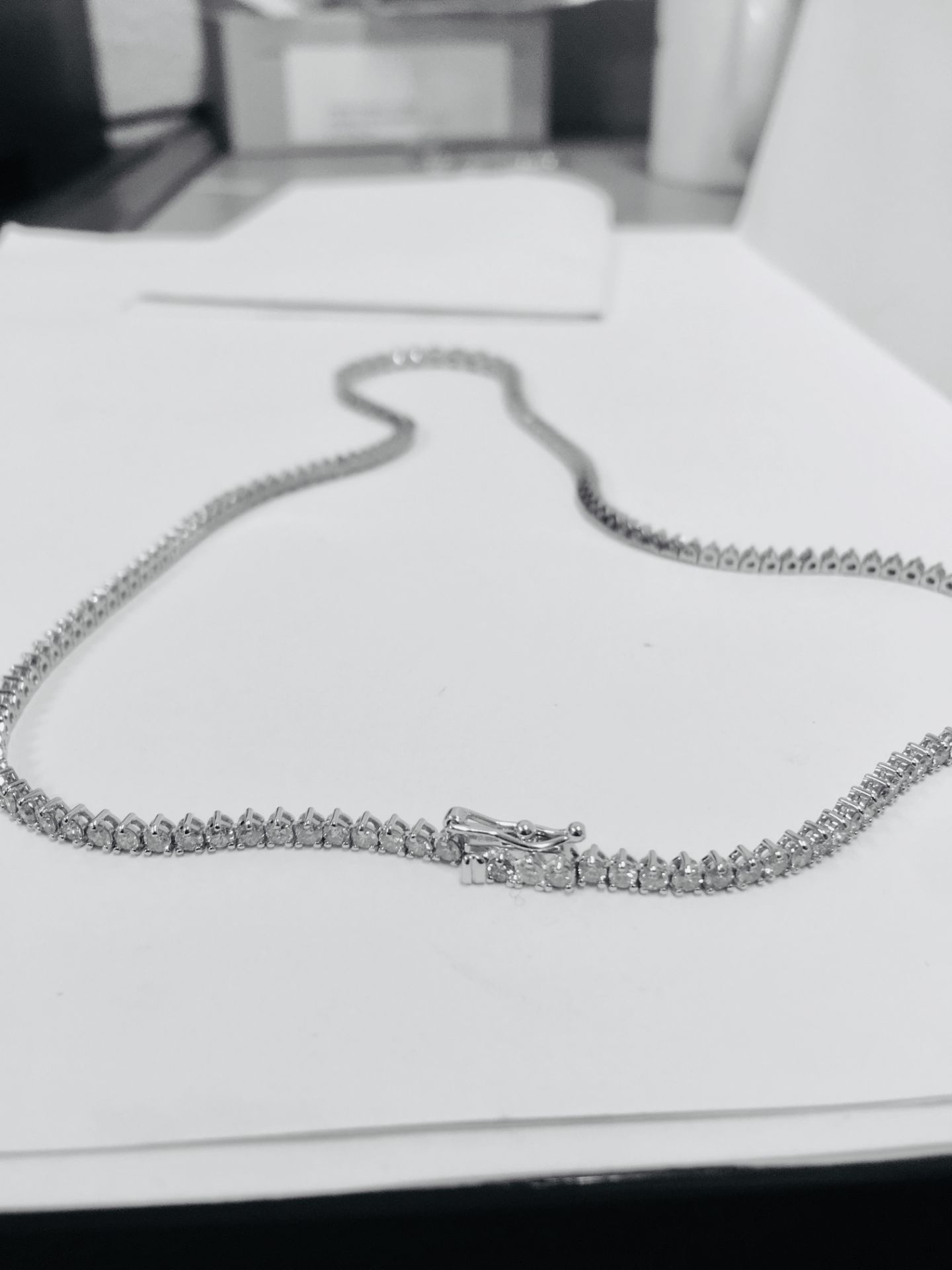 6.50ct Diamond tennis style necklace. 3 claw setting. Graduated diamonds, I colour, Si2 clarity - Bild 4 aus 5