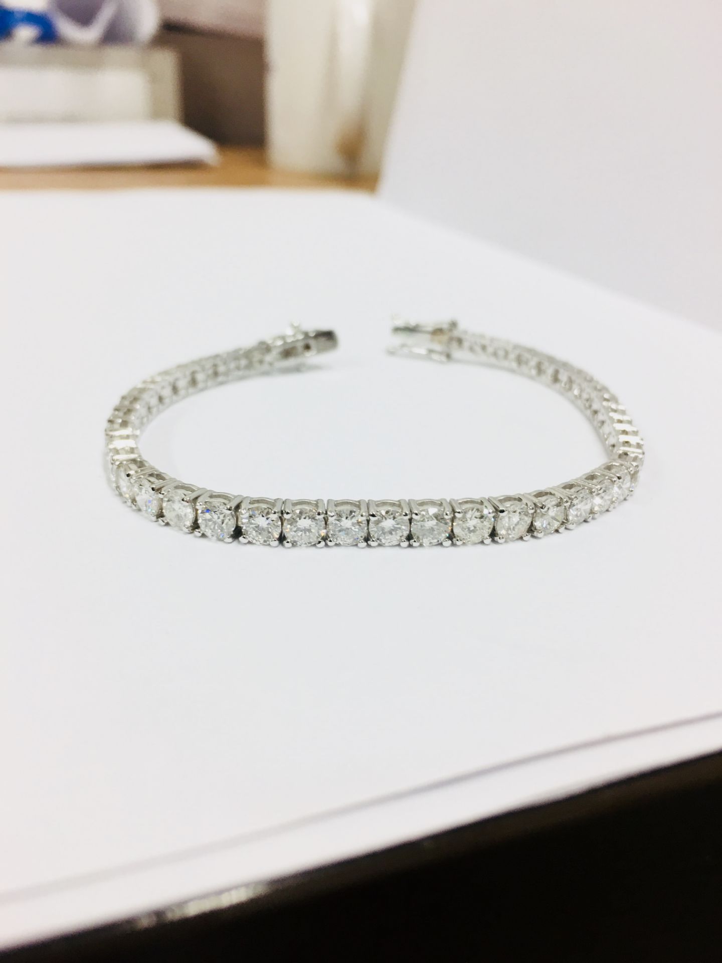 10.00ct Diamond tennis bracelet set with brilliant cut diamonds of I/J colour, si2-3 clarity. All - Bild 4 aus 6