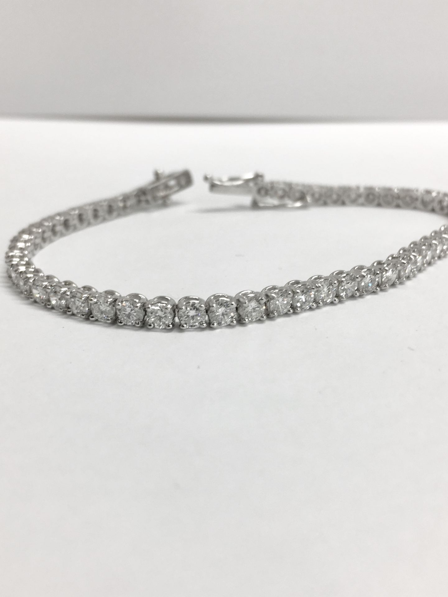 6.60ct Diamond tennis bracelet set with brilliant cut diamonds of I/J colour, si2 clarity. All set - Bild 4 aus 5