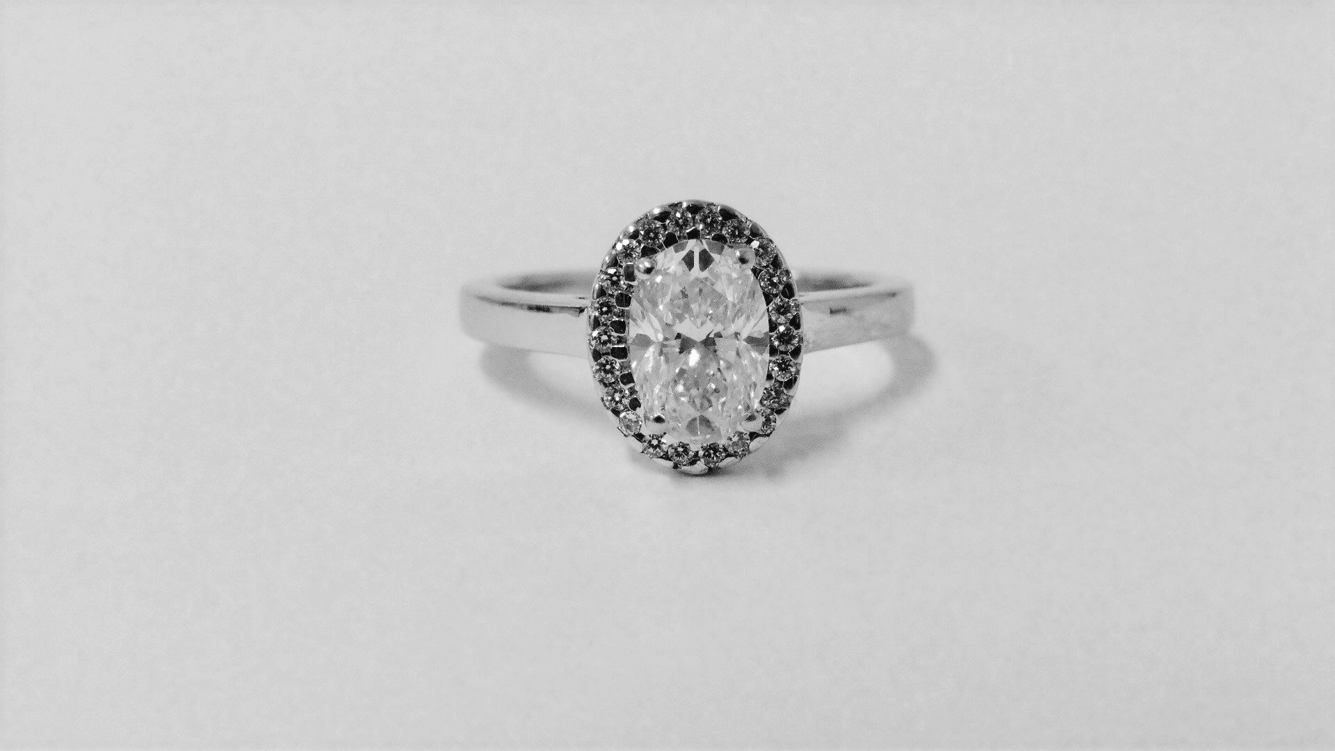 0.95ct diamond set solitaire ring set in platinum. Oval cut diamond, I colour and VS clarity, - Bild 3 aus 4
