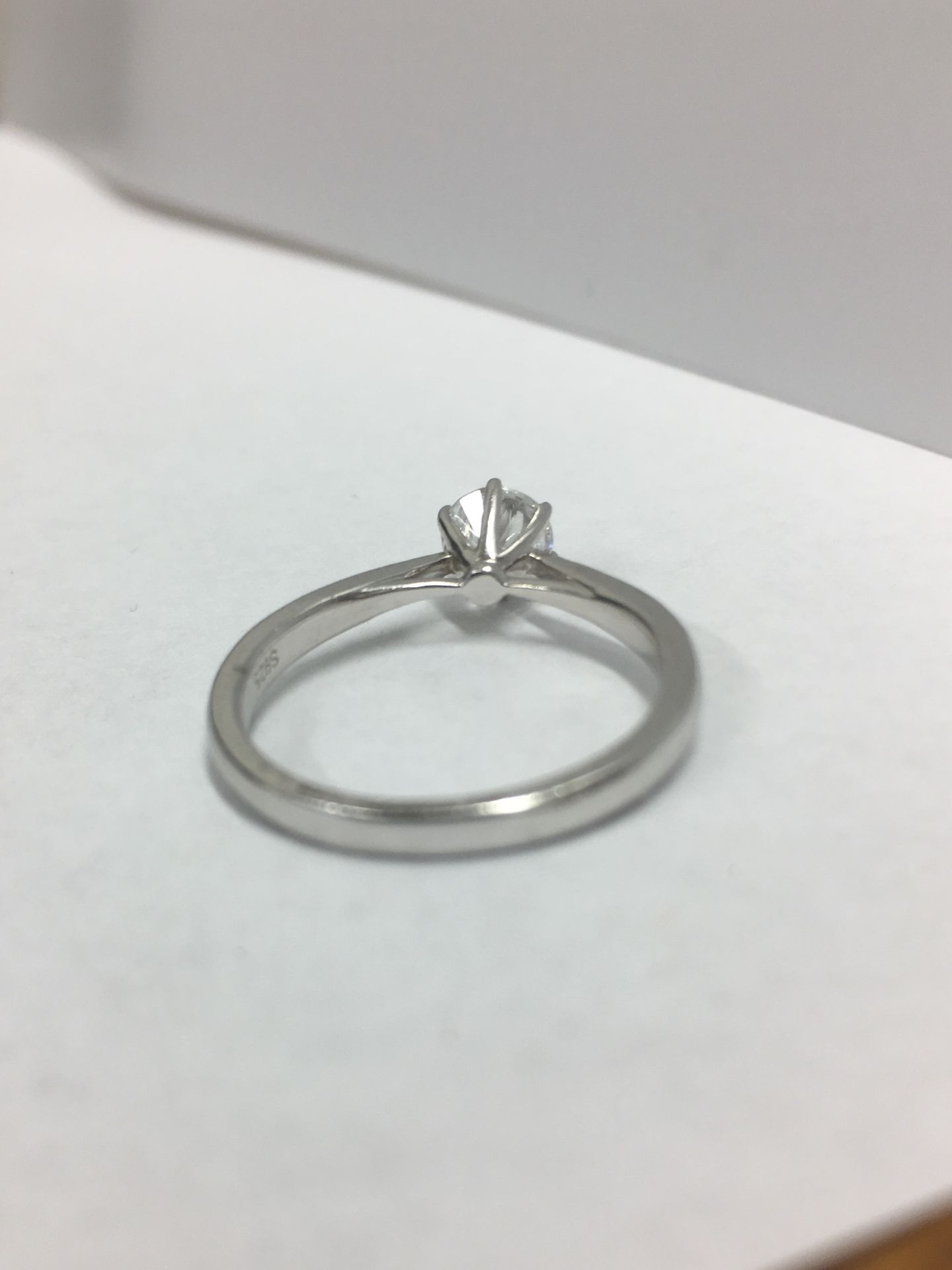 0.50ct diamond solitaire ring with a brilliant cut diamond. F colour and vs2 clarity. Set in - Bild 3 aus 4