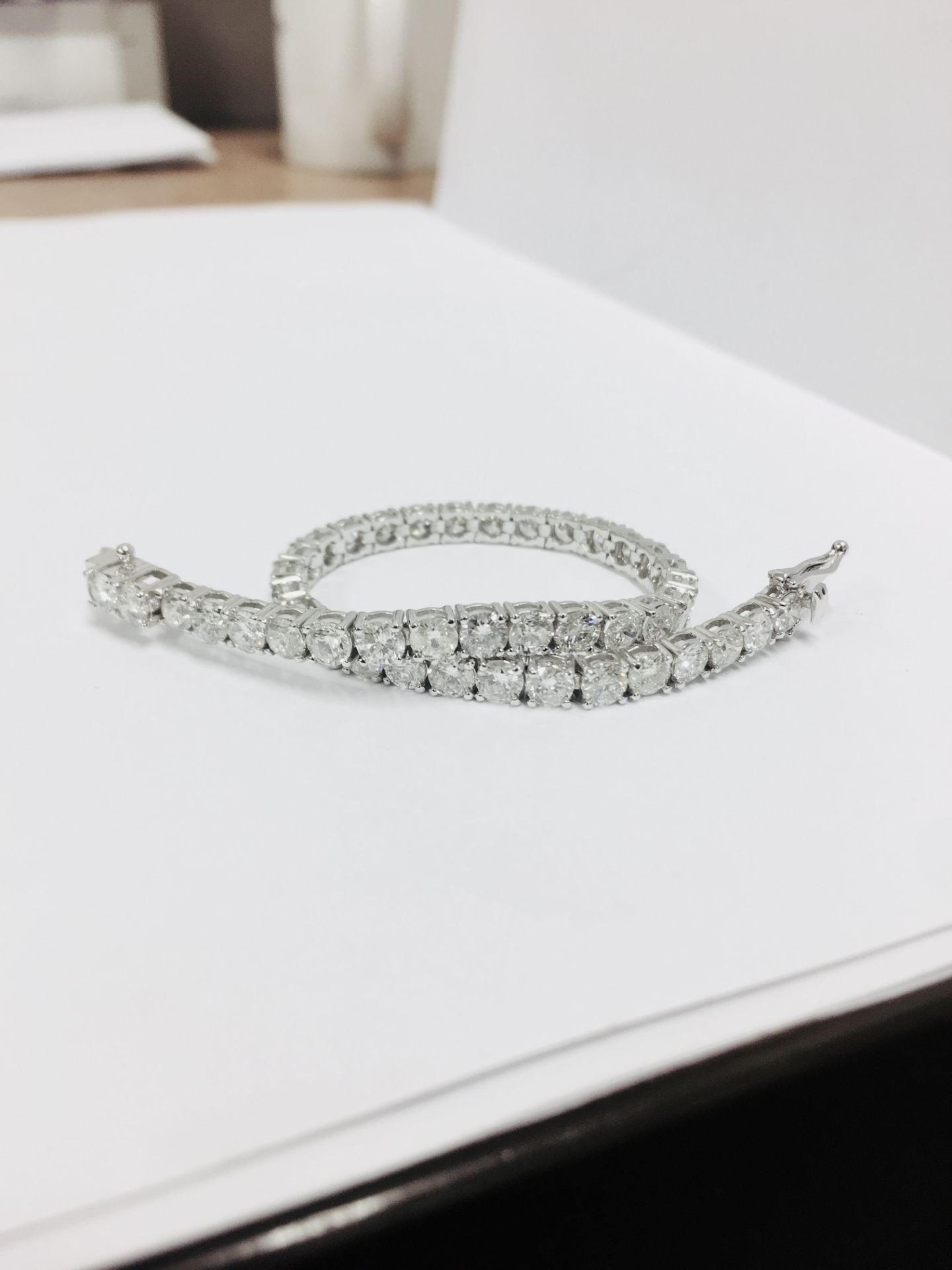 10.00ct Diamond tennis bracelet set with brilliant cut diamonds of I/J colour, si2-3 clarity. All - Bild 3 aus 6