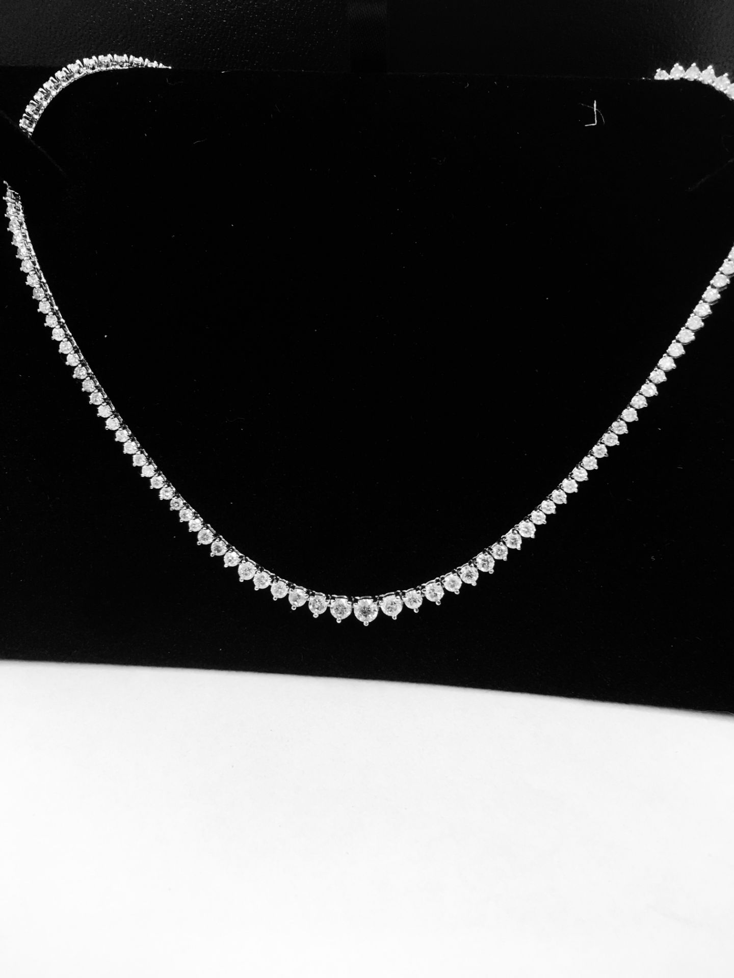 6.50ct Diamond tennis style necklace. 3 claw setting. Graduated diamonds, I colour, Si2 clarity - Bild 3 aus 5