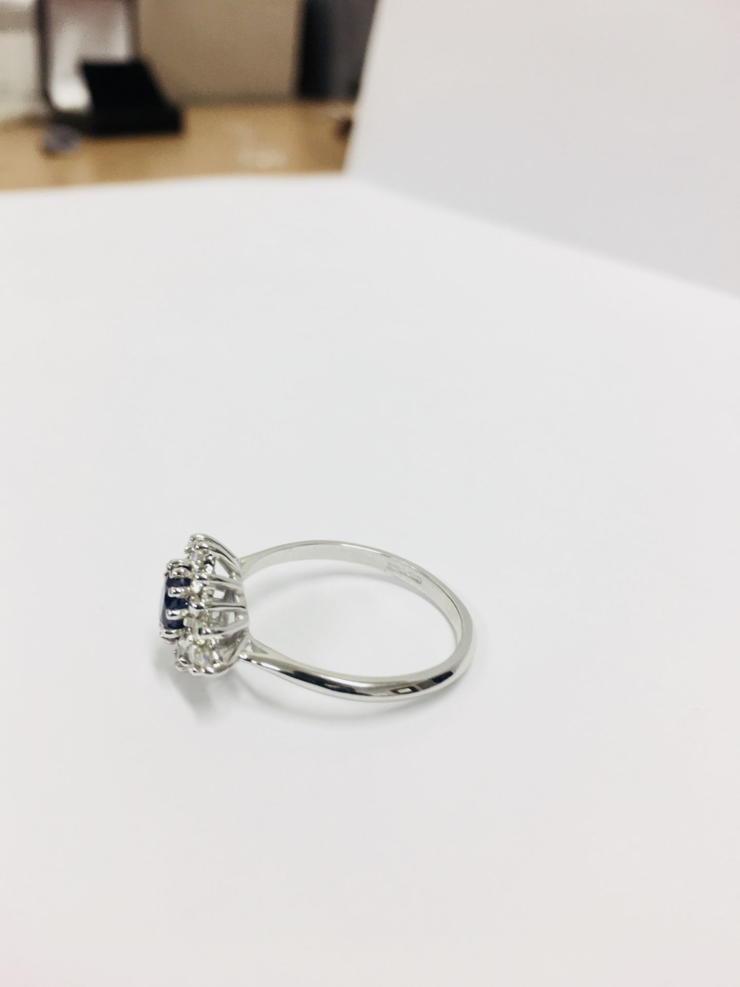 Sapphire Diamond cluster ring,1ct sapphire ,0.36ct diamond i colour si2 grade,9ct white gold,size - Image 3 of 5