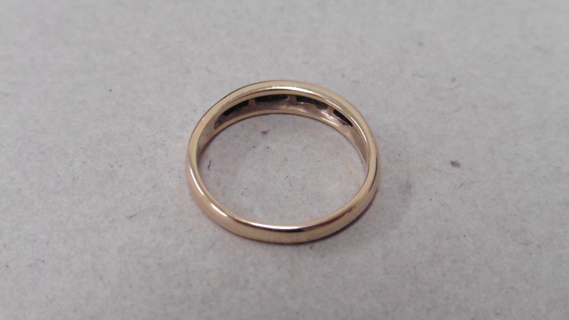 0.10ct diamonnd band ring set in 9ct yellow gold. 12 small brilliant cut diamonds, H/I colour and si - Bild 2 aus 4