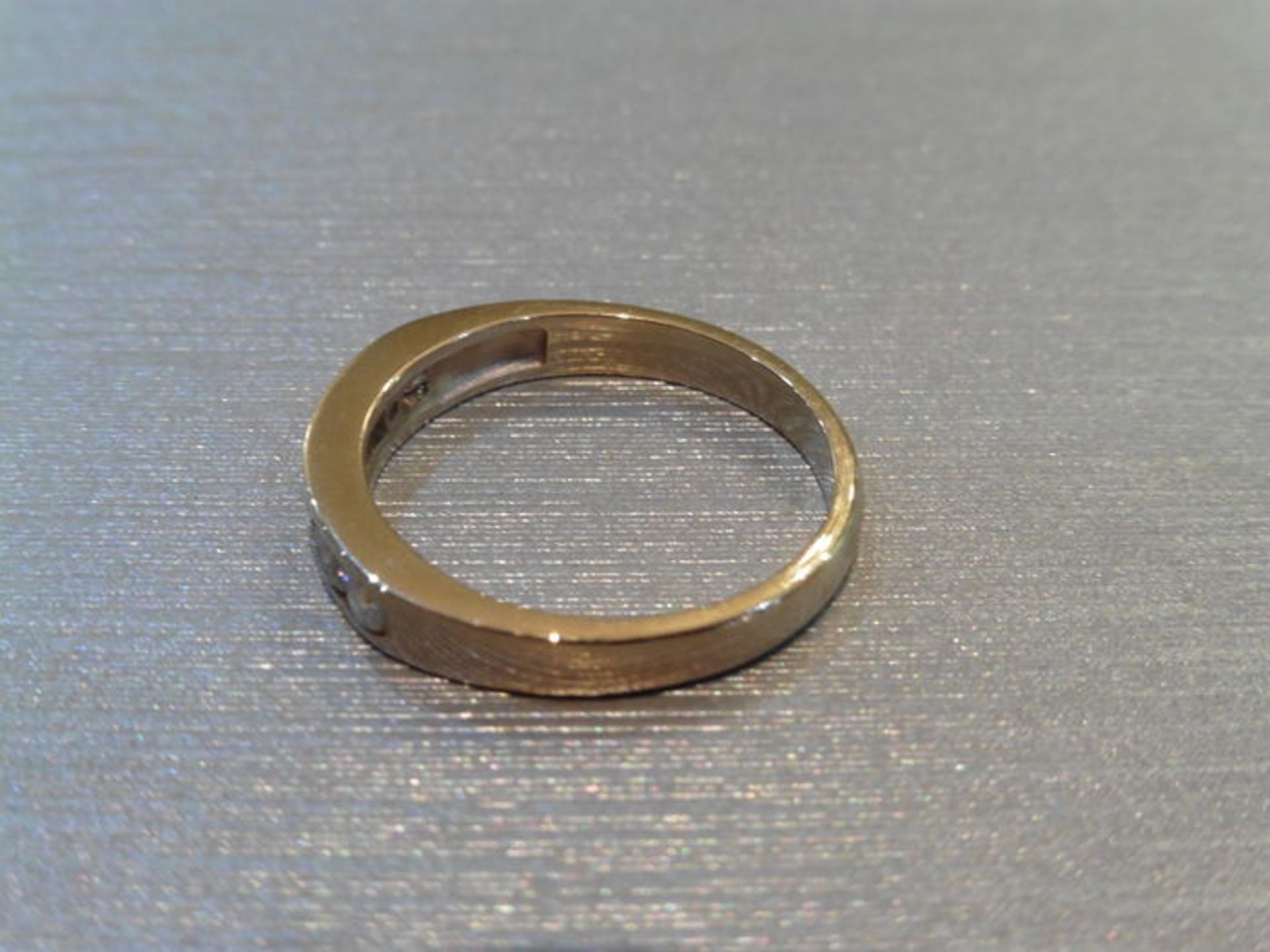 0.35ct diamond band ring set in 9ct yellow gold. Brilliant cut diamonds, I colour and si2 clarity. - Bild 3 aus 3