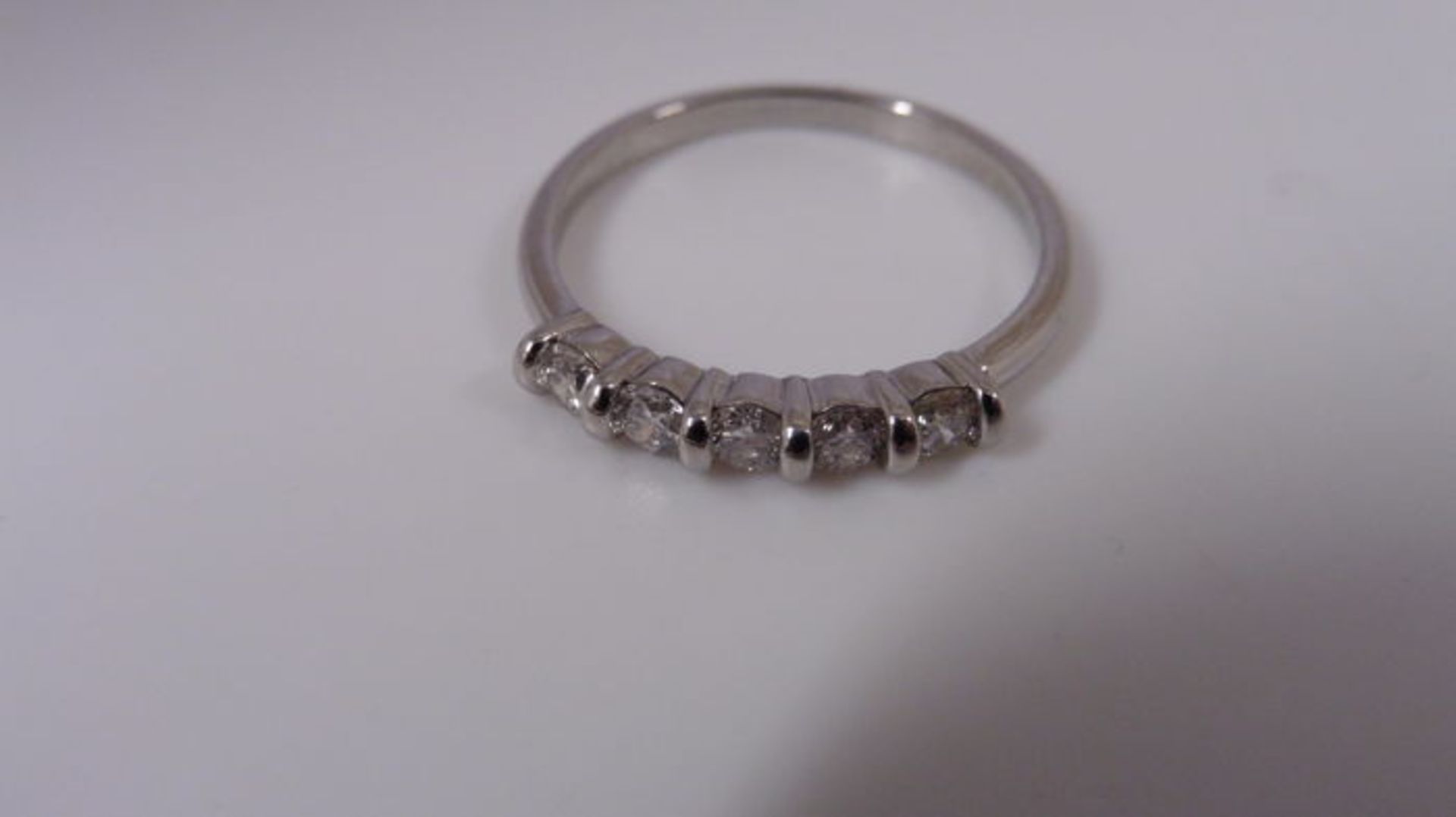 0.50ct diamond five stone ring set platinum. I colour and si3 clarity. Bar setting with brilliant - Bild 3 aus 3