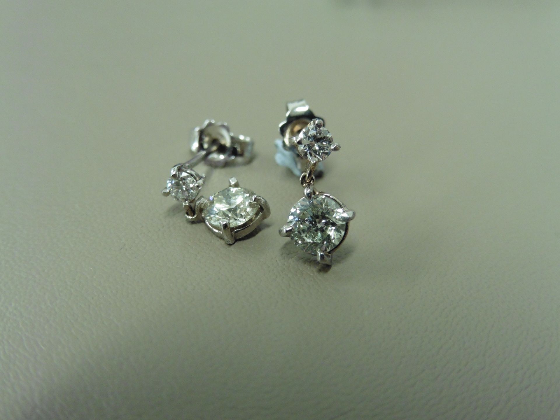 18ct white golddrop style earrings. Each has 2 brilliant cut diamonds, I colour, si3 clarity. - Bild 3 aus 3