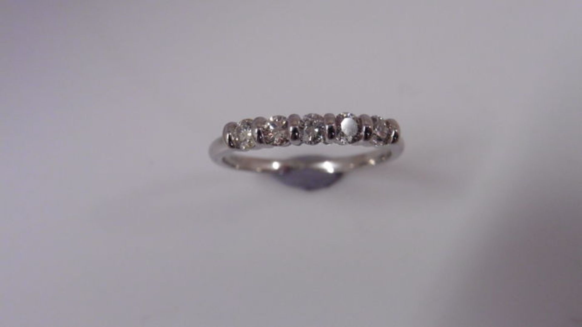 0.50ct diamond five stone ring set platinum. I colour and si3 clarity. Bar setting with brilliant - Bild 2 aus 3
