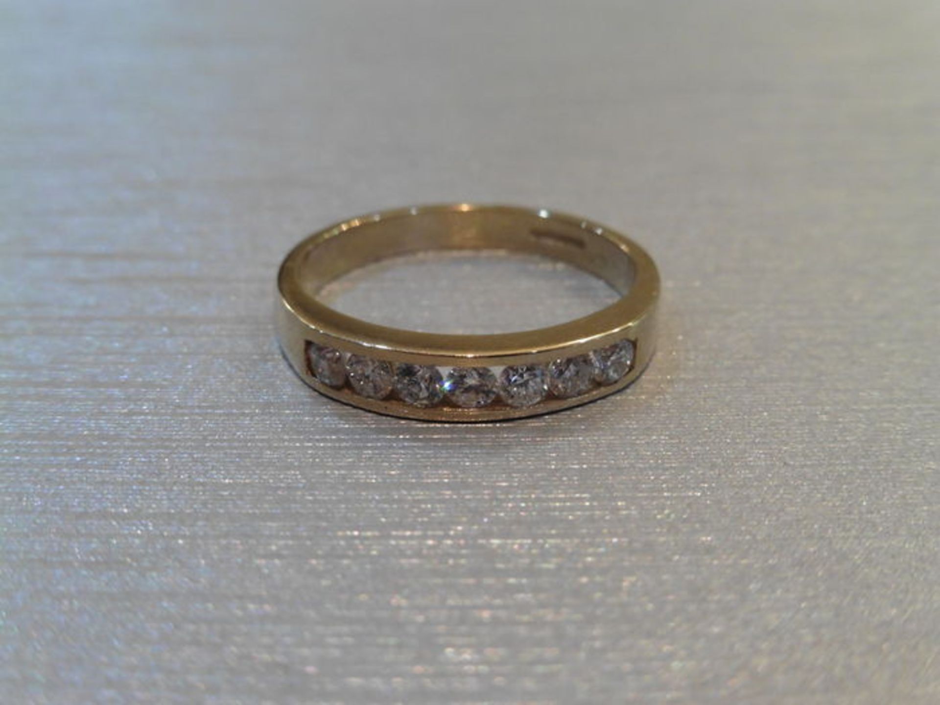 0.35ct diamond band ring set in 9ct yellow gold. Brilliant cut diamonds, I colour and si2 clarity. - Bild 2 aus 3